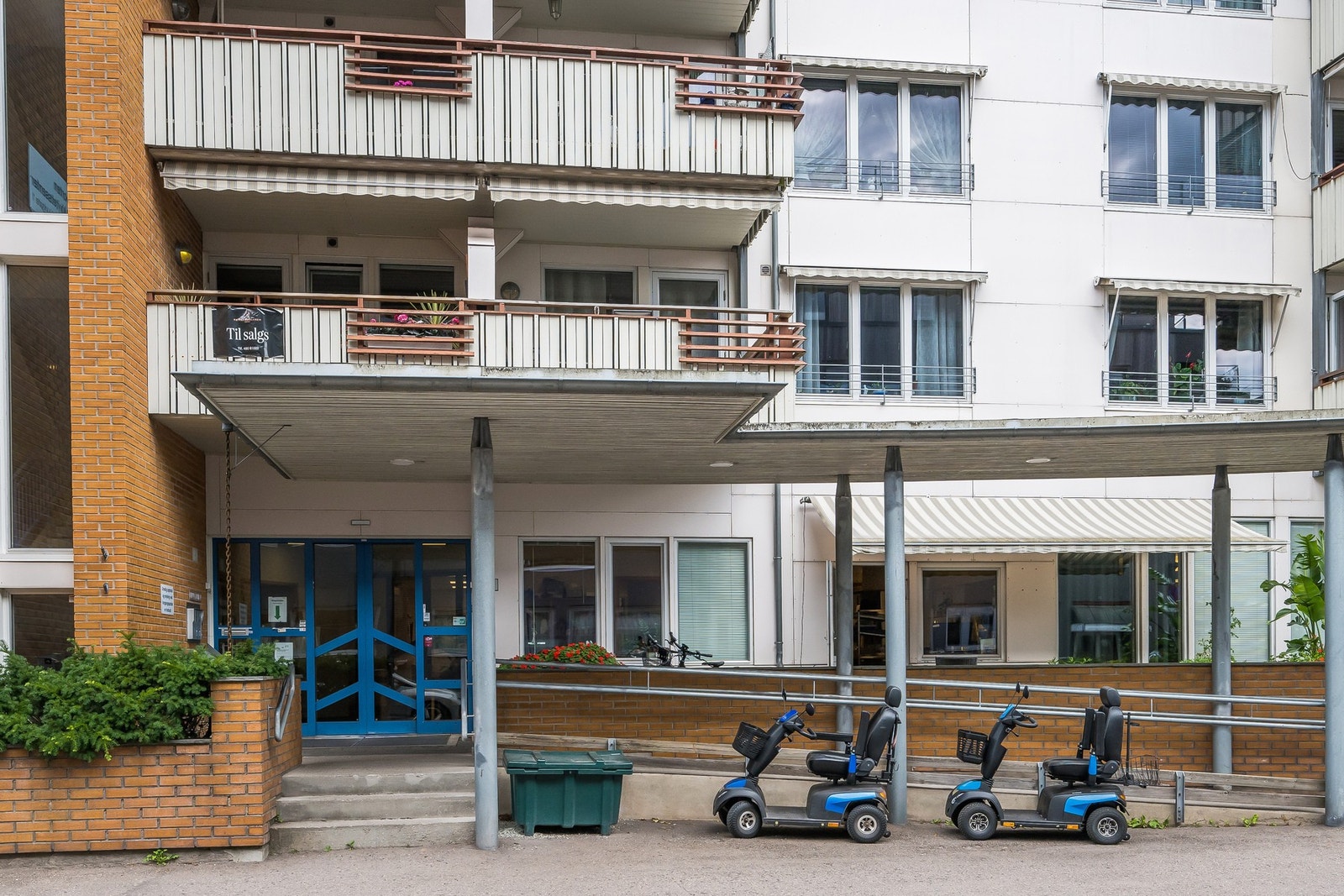 Hovedinngang med porttelefon og "rampe" - leiligheten ligger rett over inngangen Galleribilde