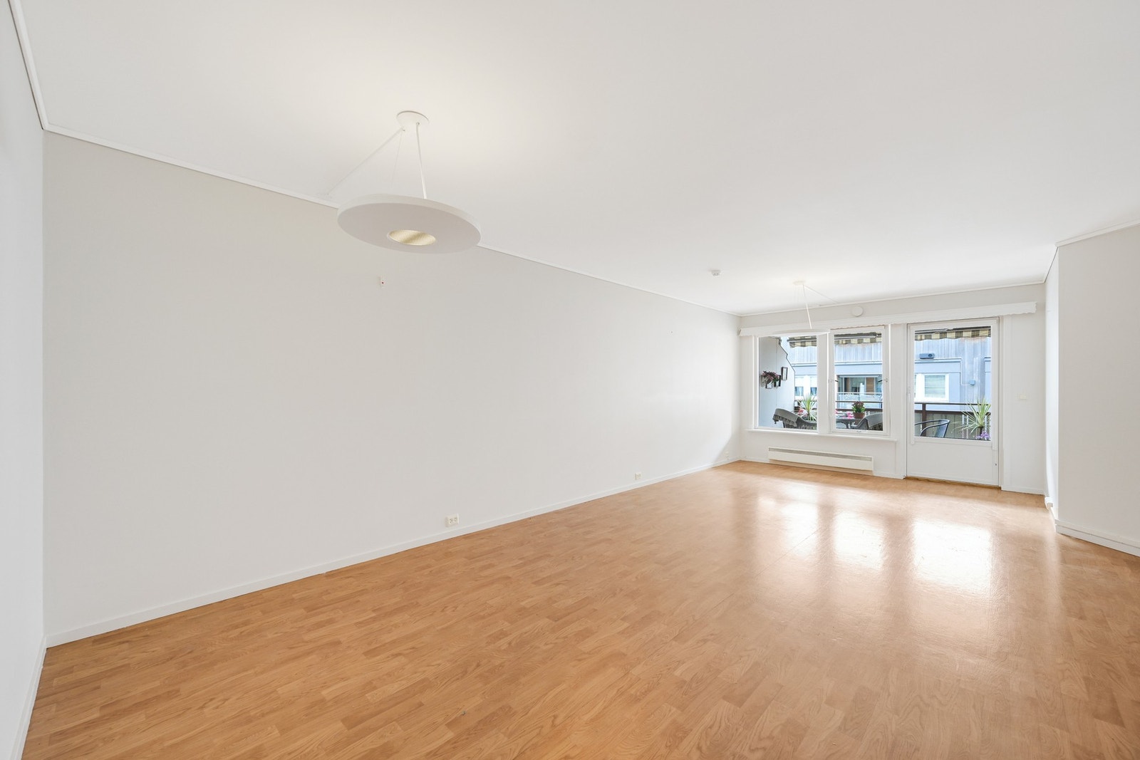 Stor stue med god plass for både sofa, spisestue og "godstoler" Galleribilde