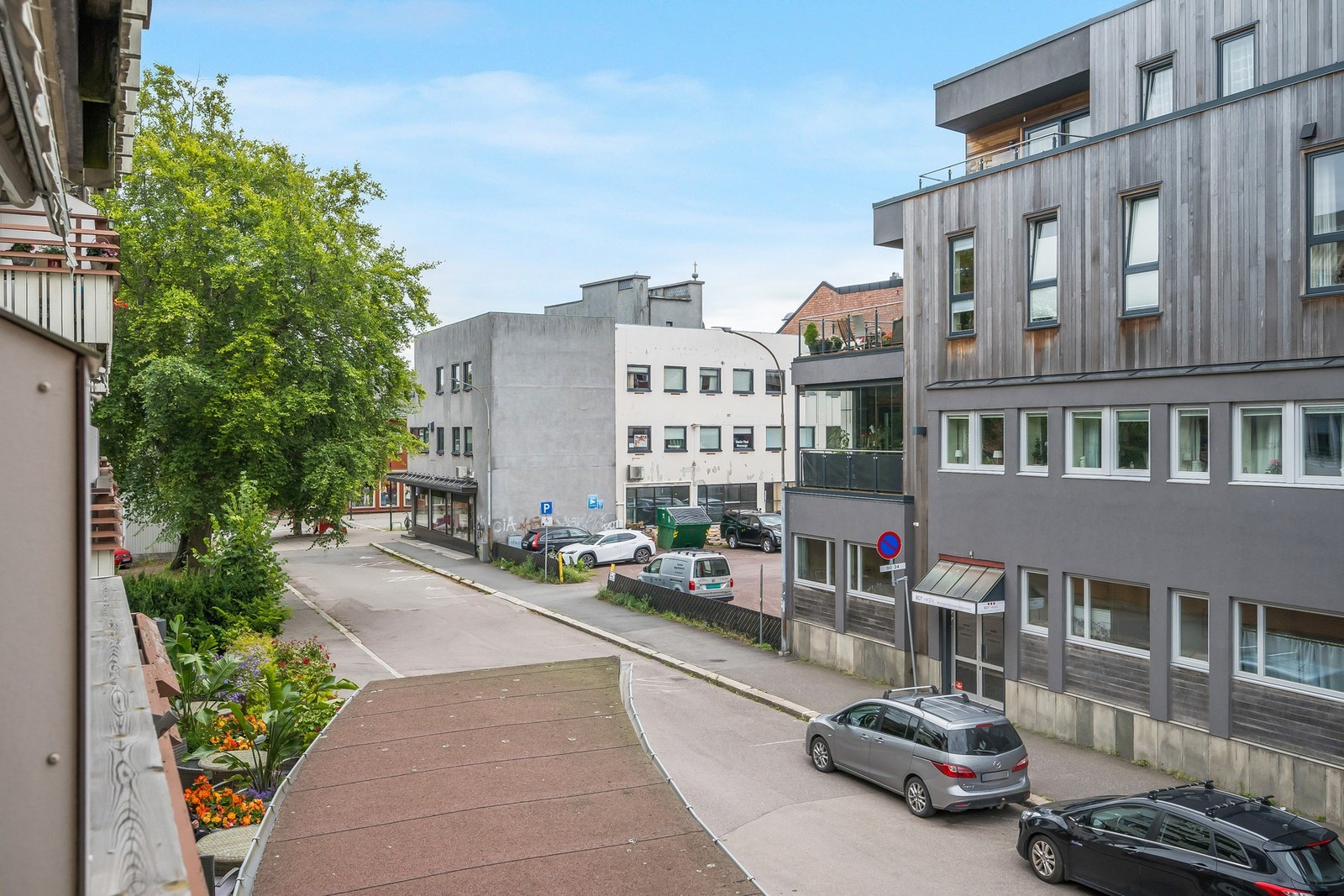 Utsikt fra balkongen og vi ser Storgata "midt i bildet" Galleribilde