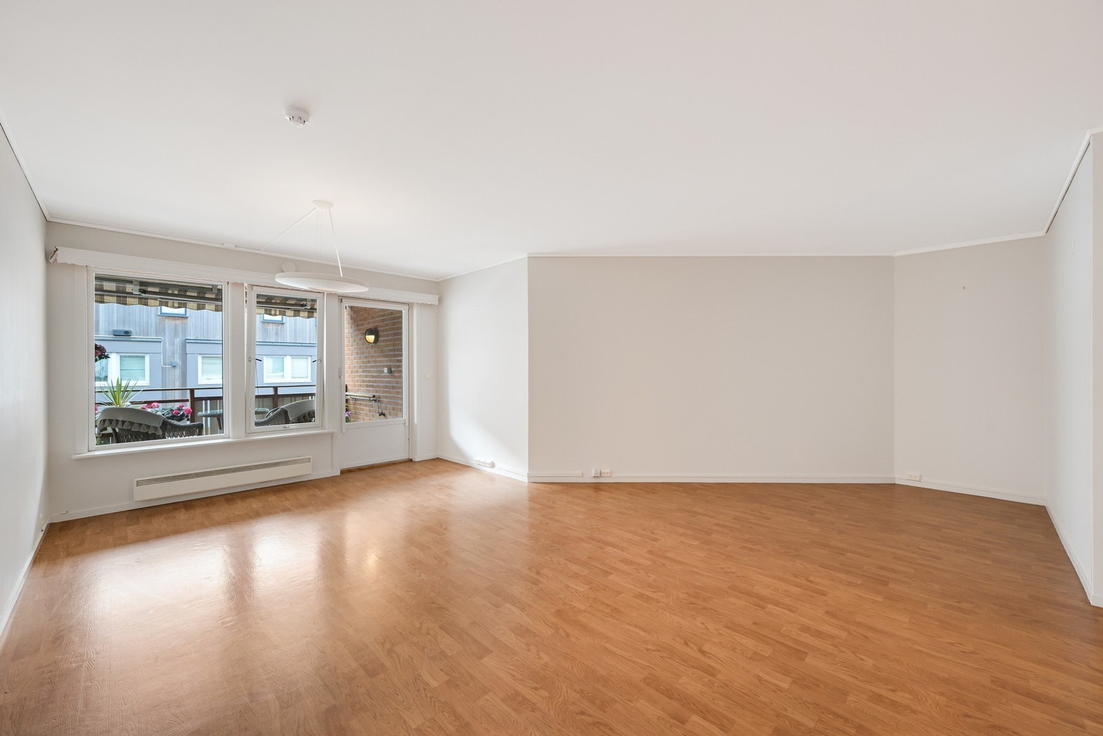 Romslig og lys stue Galleribilde