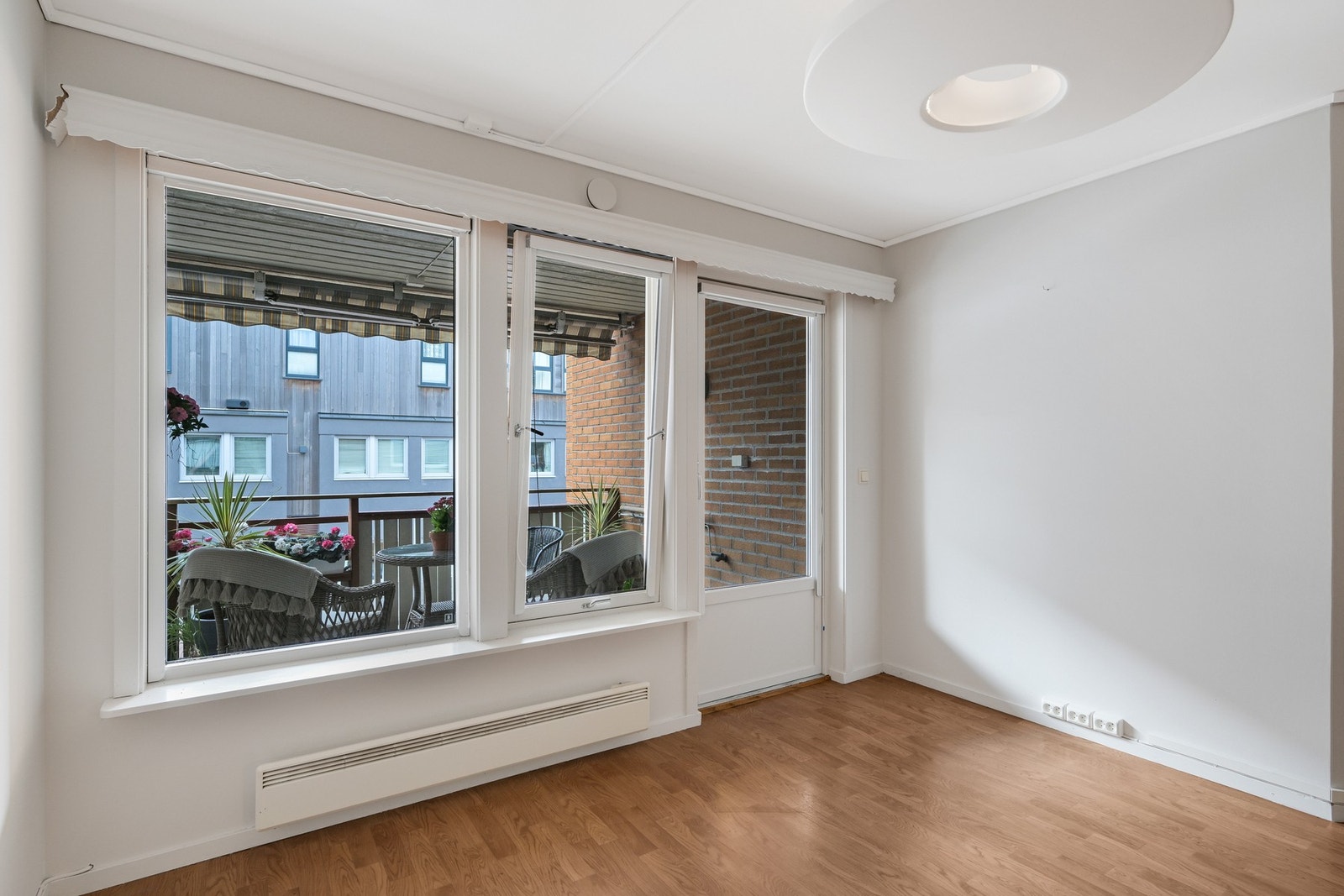 Store vindusflater i stua nesten fra gulv til tak. Det er også utgang til balkongen. Galleribilde