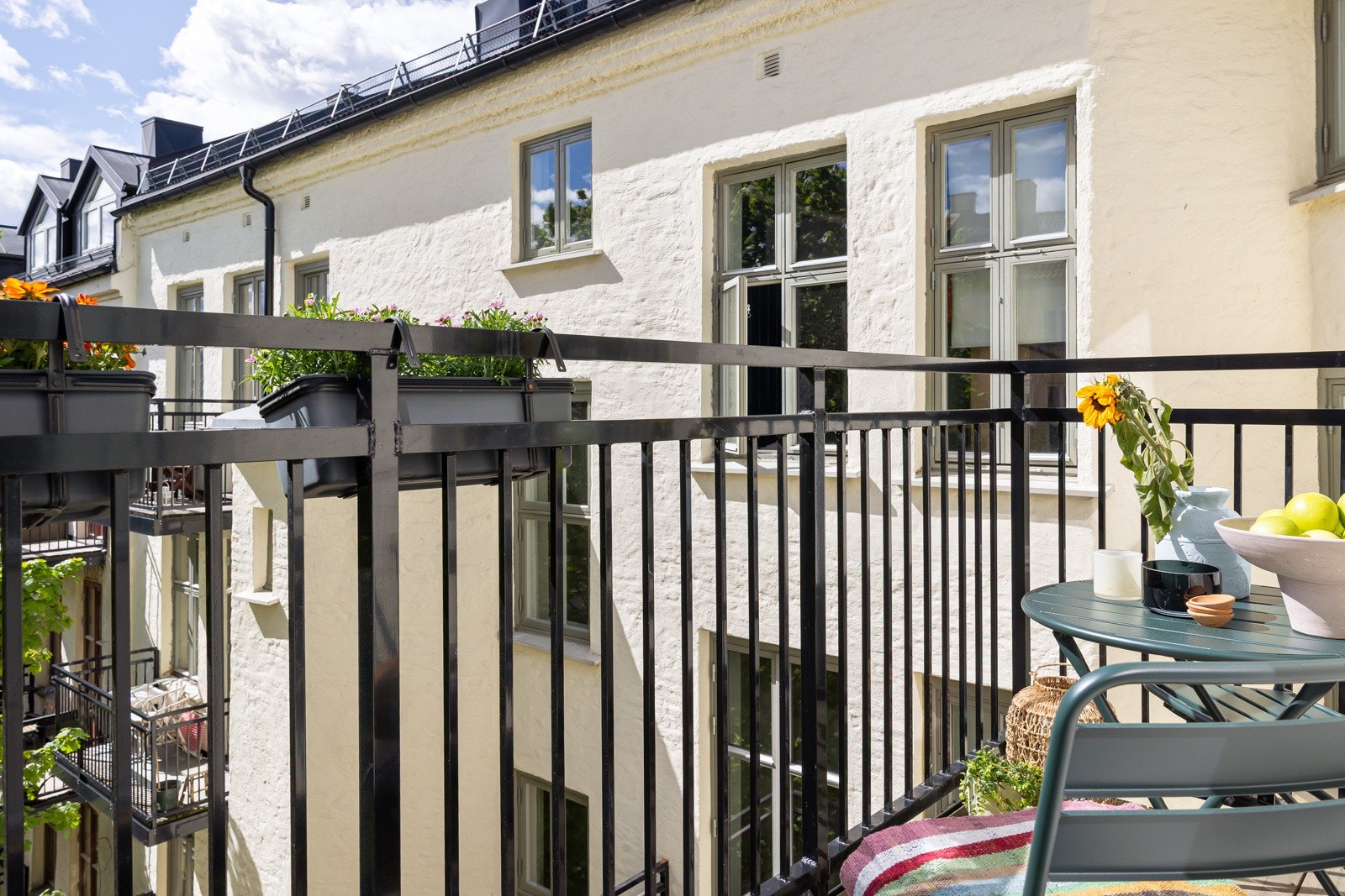 Balkongen er sydvendt og har dermed gode solforhold! Skjermet og flott, intern beliggenhet mot frodig bakgård. Galleribilde