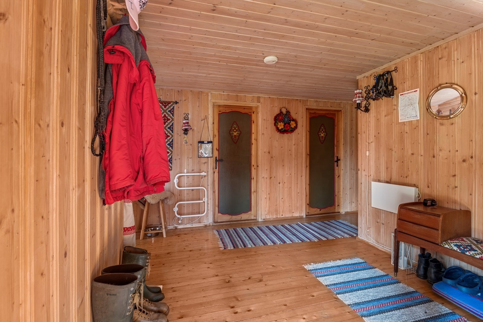 Det er innlagt strøm i hytta. Galleribilde