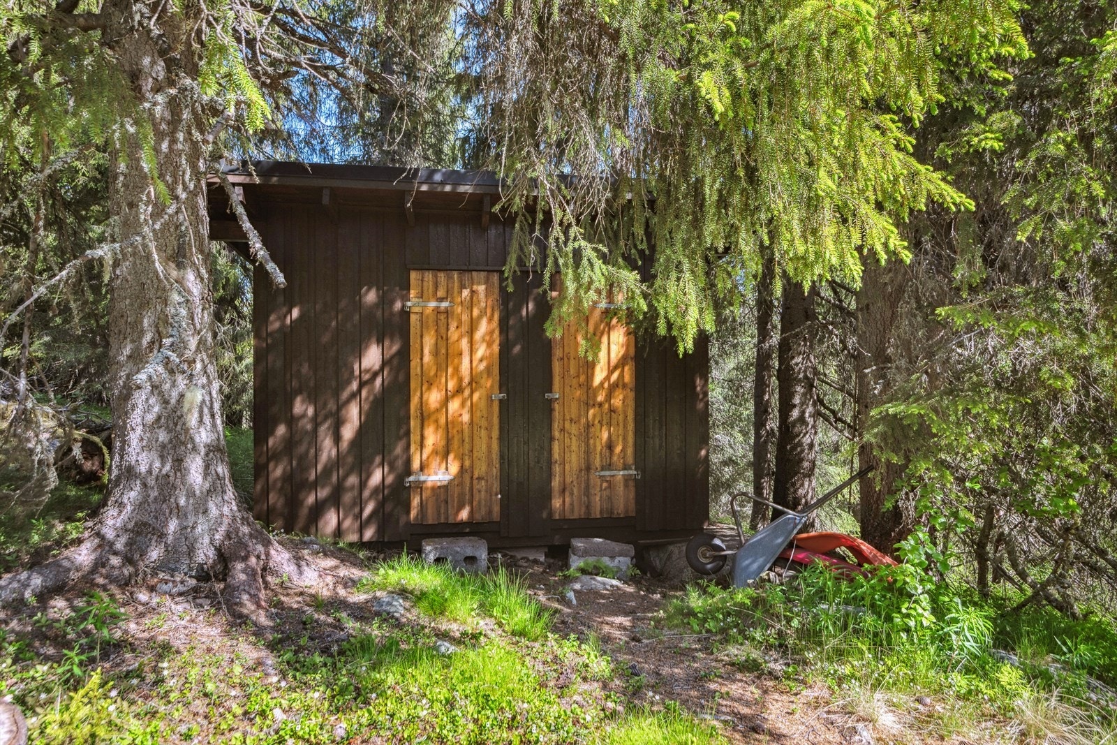 På tomten finner du et uthus på ca. 8 m² bestående av utedo og skåle. Galleribilde