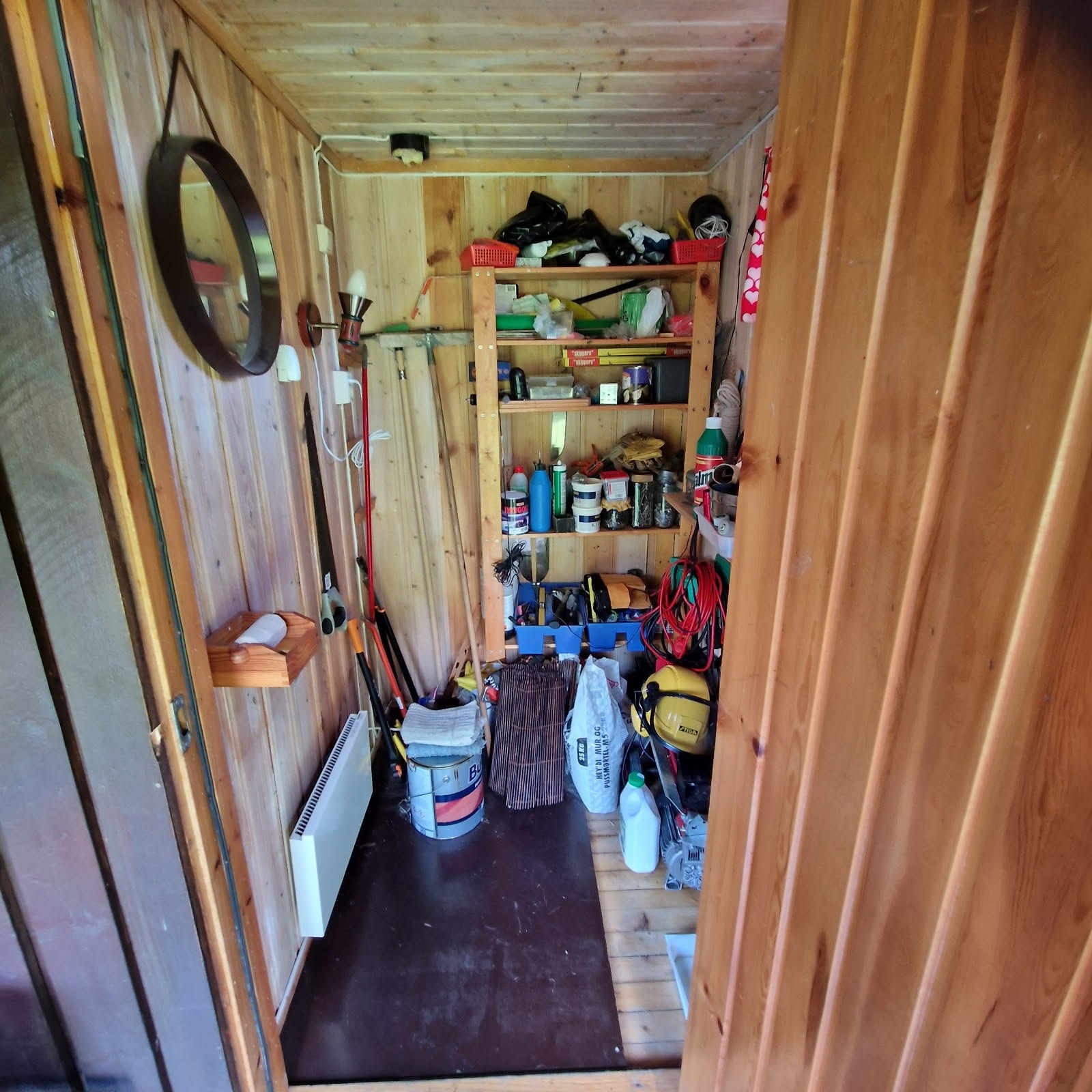 Hytta tilbyr gode lagringsmuligheter både i innvendig og utvendig bod. Galleribilde