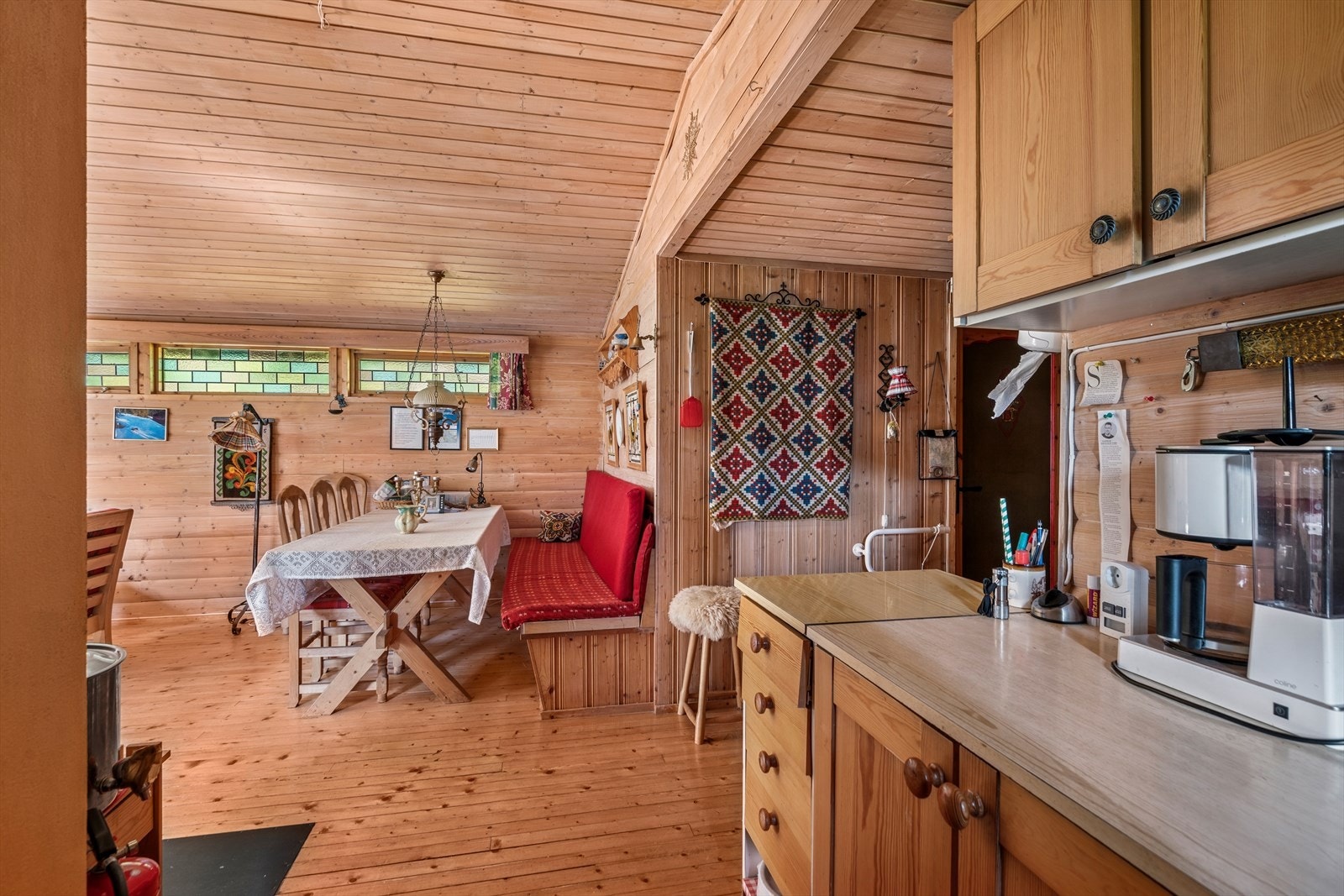 Kjøkkenet ligger i en åpen og sosial løsning sammen med stuen. Galleribilde