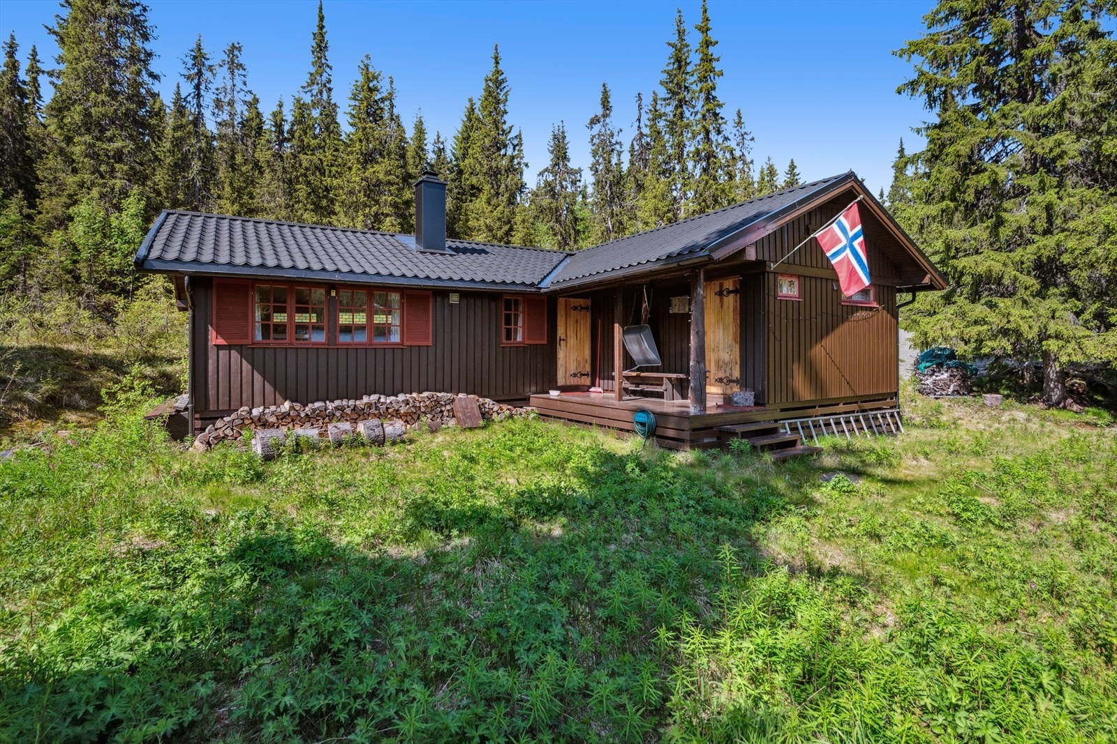 Denne sjarmerende hytta ligger idyllisk og usjenert til i et naturskjønt og vakkert område. Galleribilde