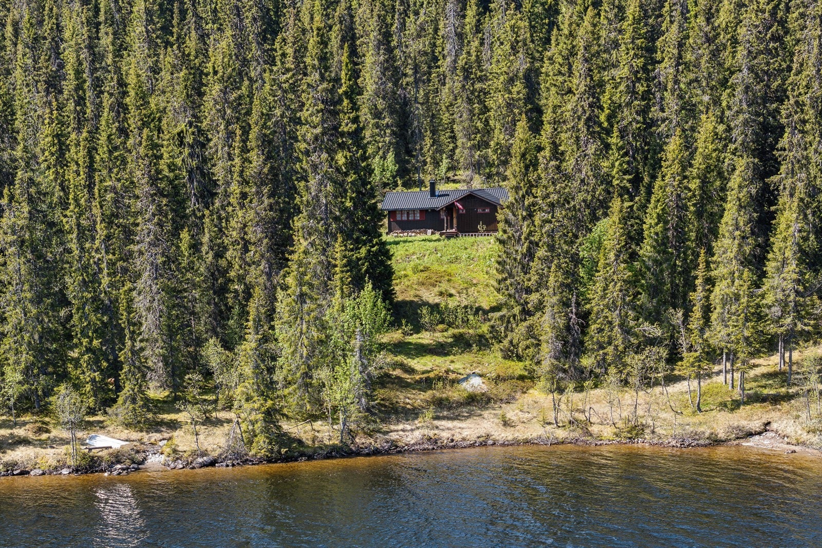 Usjenert beliggenhet med egen strandlinje Galleribilde