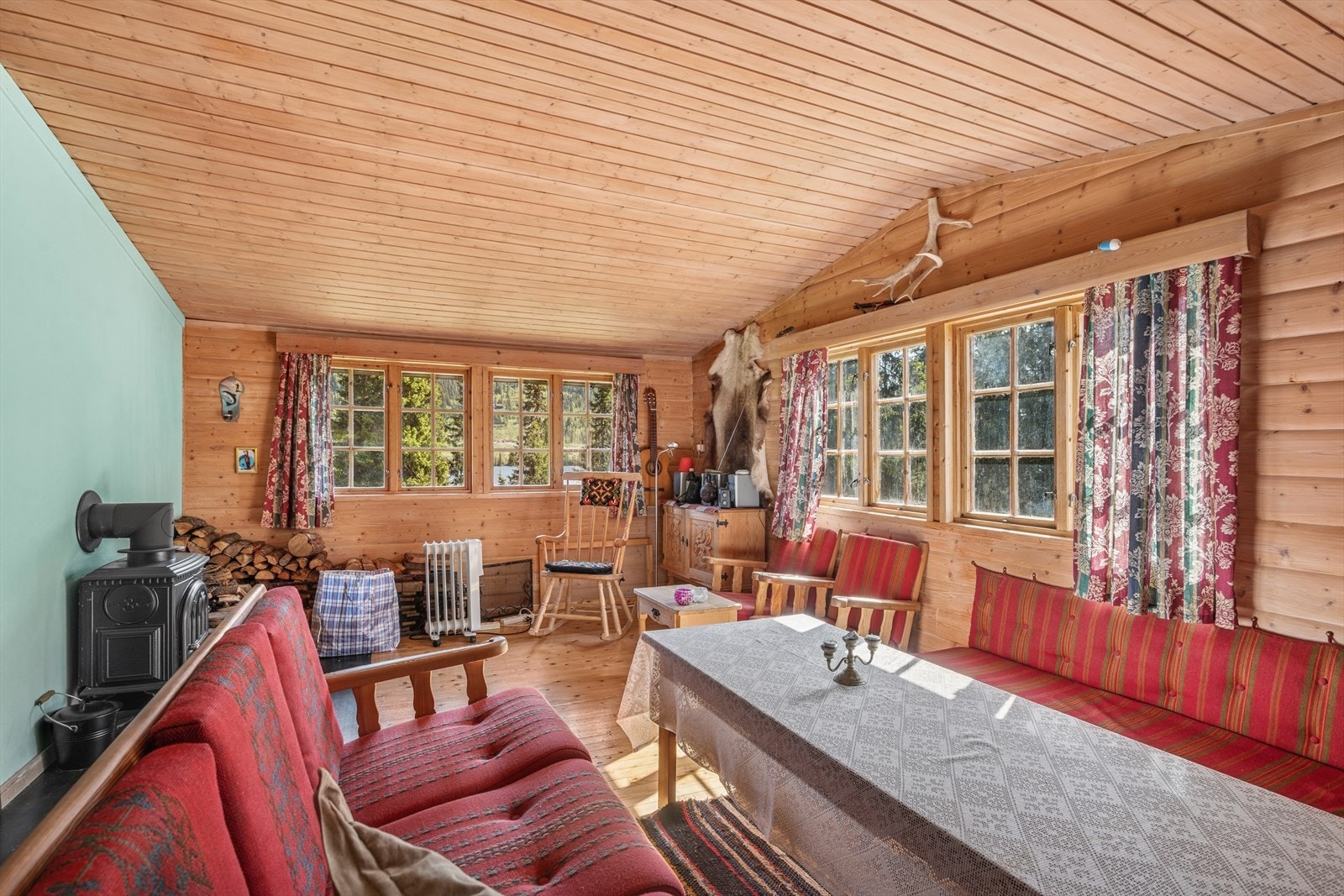 Store vindusflater slipper inn rikelig med naturlig lys, gir en luftig romfølelse og tilbyr en fantastisk utsikt over naturen. Galleribilde