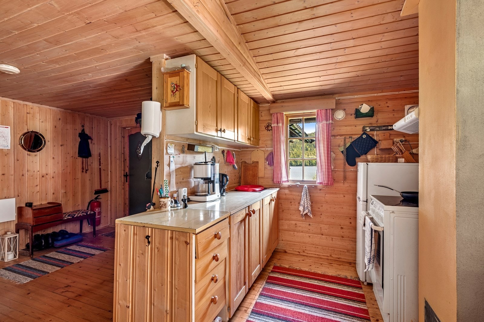 Kjøkkenet i hytta har en enkel, men funksjonell innredning med profilerte fronter. Benkeplaten er utstyrt med en nedfelt vask, hvor gråvannet ledes ut i terrenget på eiendommen. Galleribilde