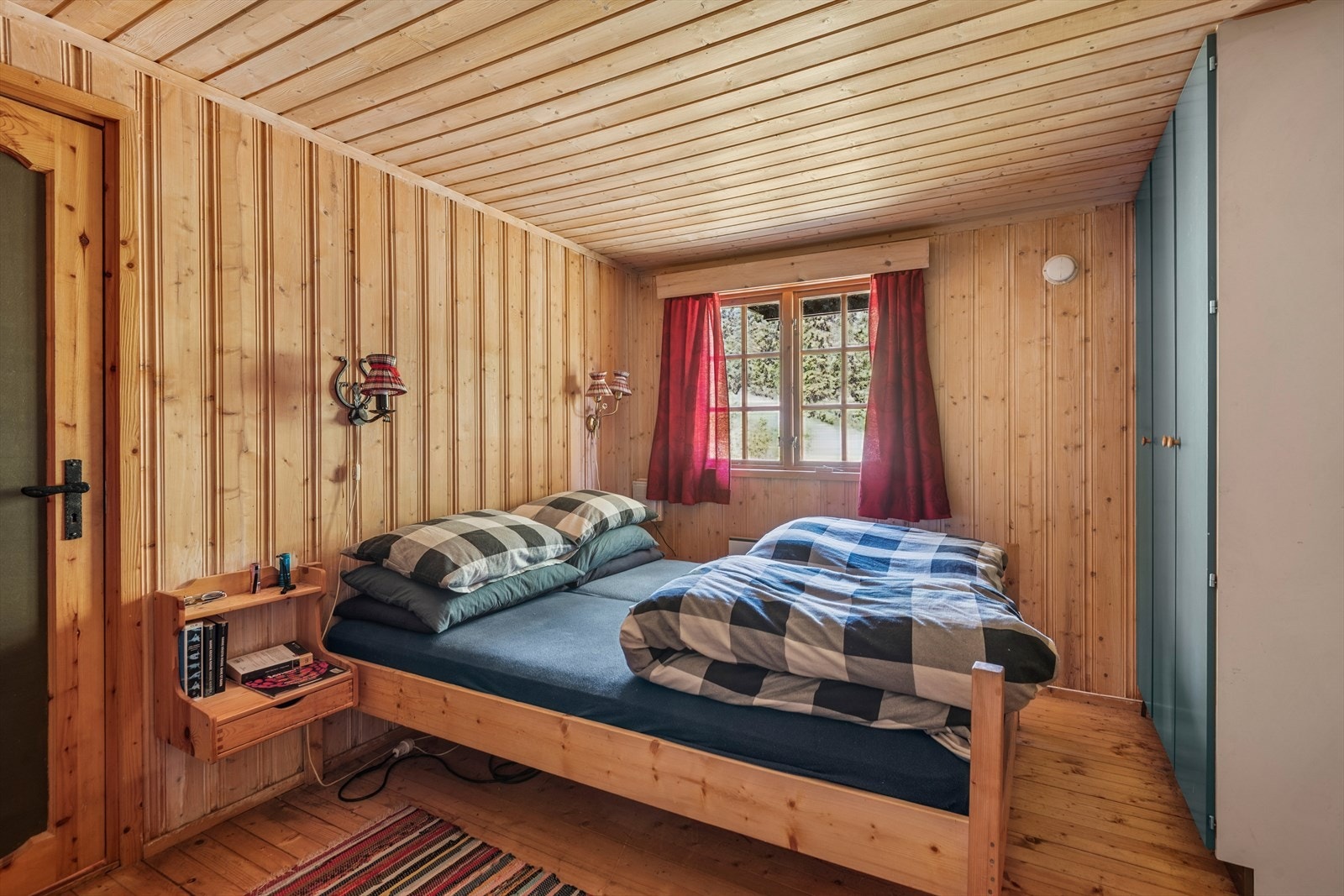 Hytta har fire soverom, som gir gode muligheter for overnatting både for familie og venner. Galleribilde