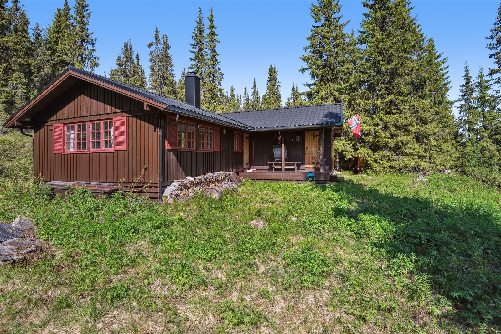 Hytta har en praktisk planløsning med alt på ett plan. Galleribilde