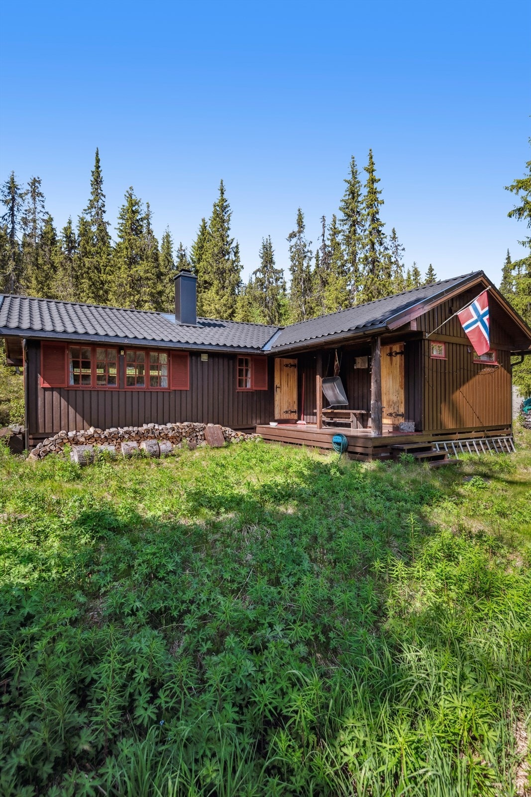 Hytta har en overbygget terrasse på ca. 7 m² i tilknytning inngangspartiet. Galleribilde