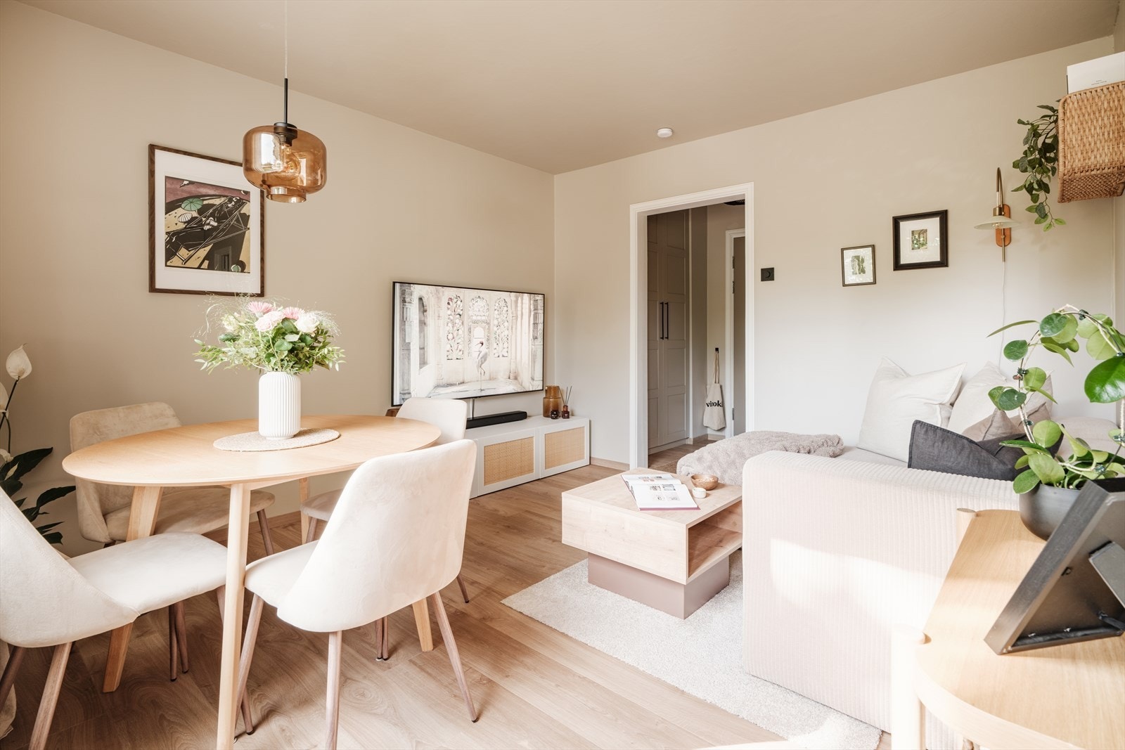 Felleskostnadene inkluderer oppvarming, varmtvann, internett og tv. Galleribilde