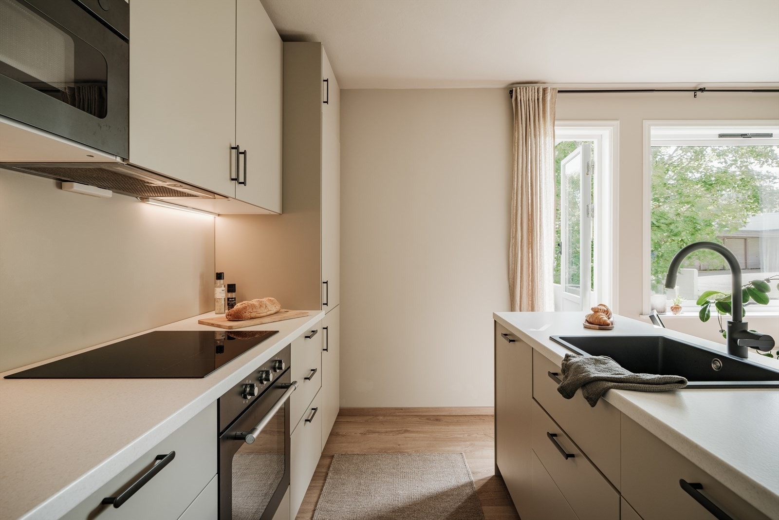 Det er rikelig med skap- og benkeplass, for både oppbevaring og matlagning. Galleribilde