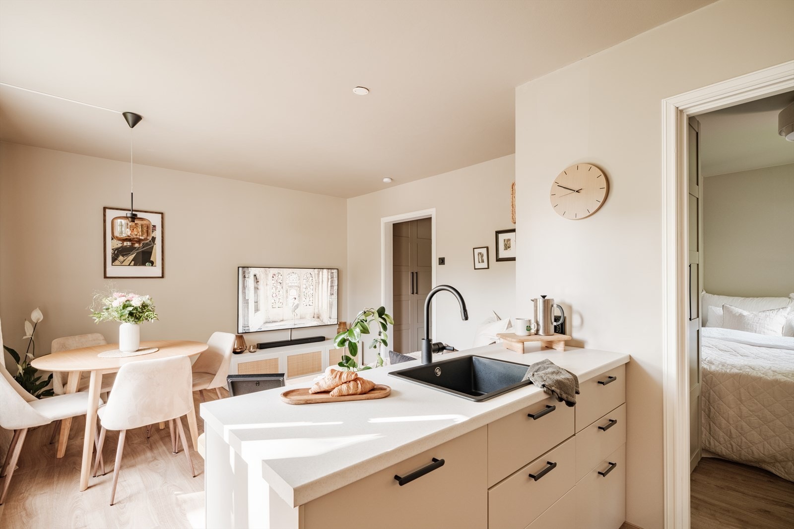 Den åpne stue-kjøkken løsningen skaper en god romfølelse med praktisk kjøkkenøy som tilfører stuen en ytterligere sosial sone. Galleribilde