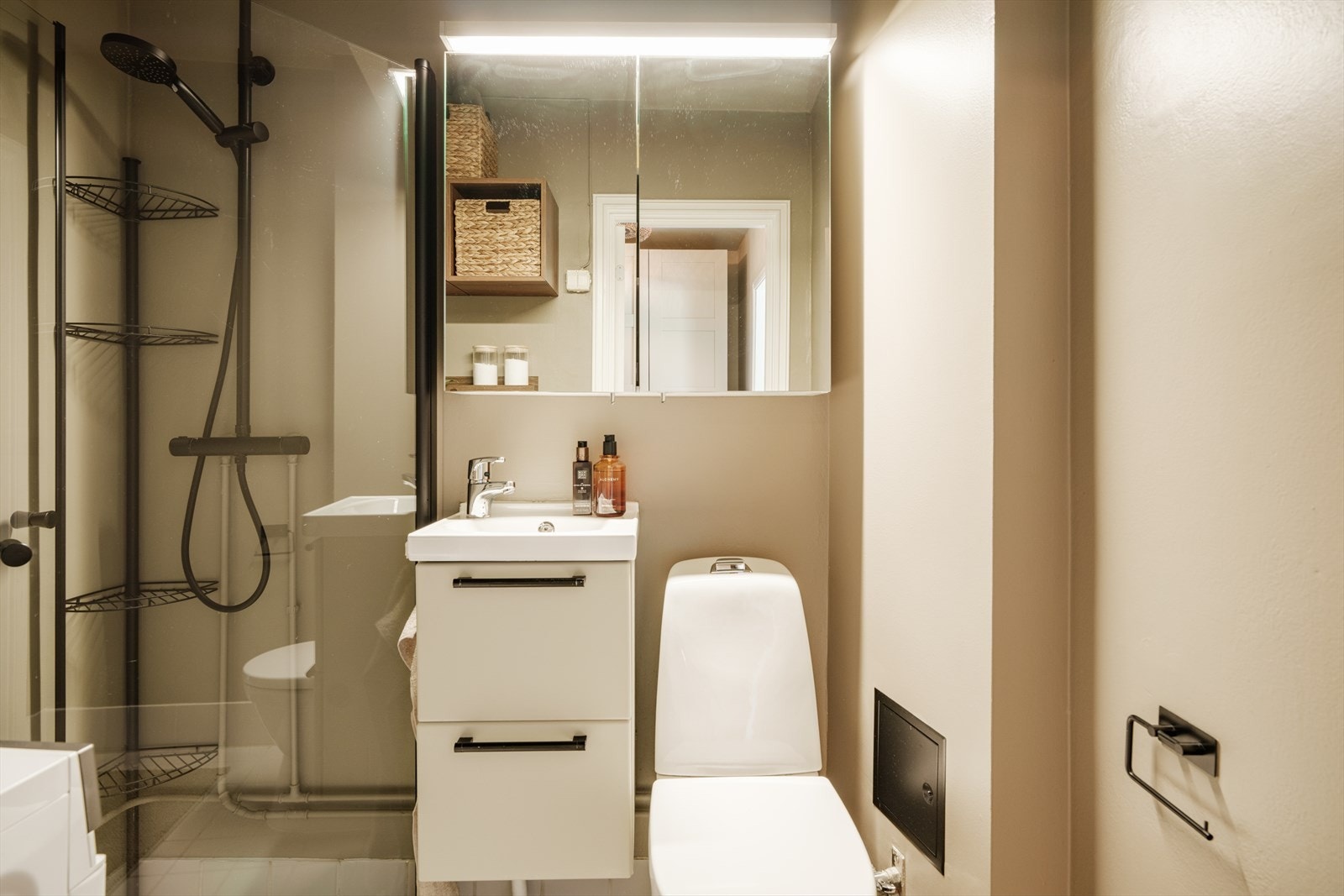 Badet ble også oppgradert i 2024 og har i likhet med kjøkkenet lekre svarte detaljer som skaper et gjennomført og moderne uttrykk. Galleribilde