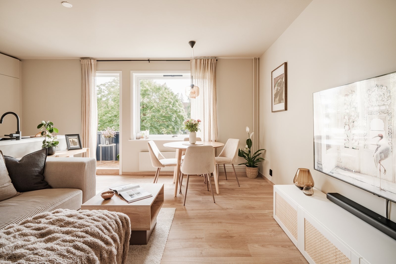 Leiligheten ble pusset opp i 2024 og fremstår med delikat og moderne utførelse. Galleribilde