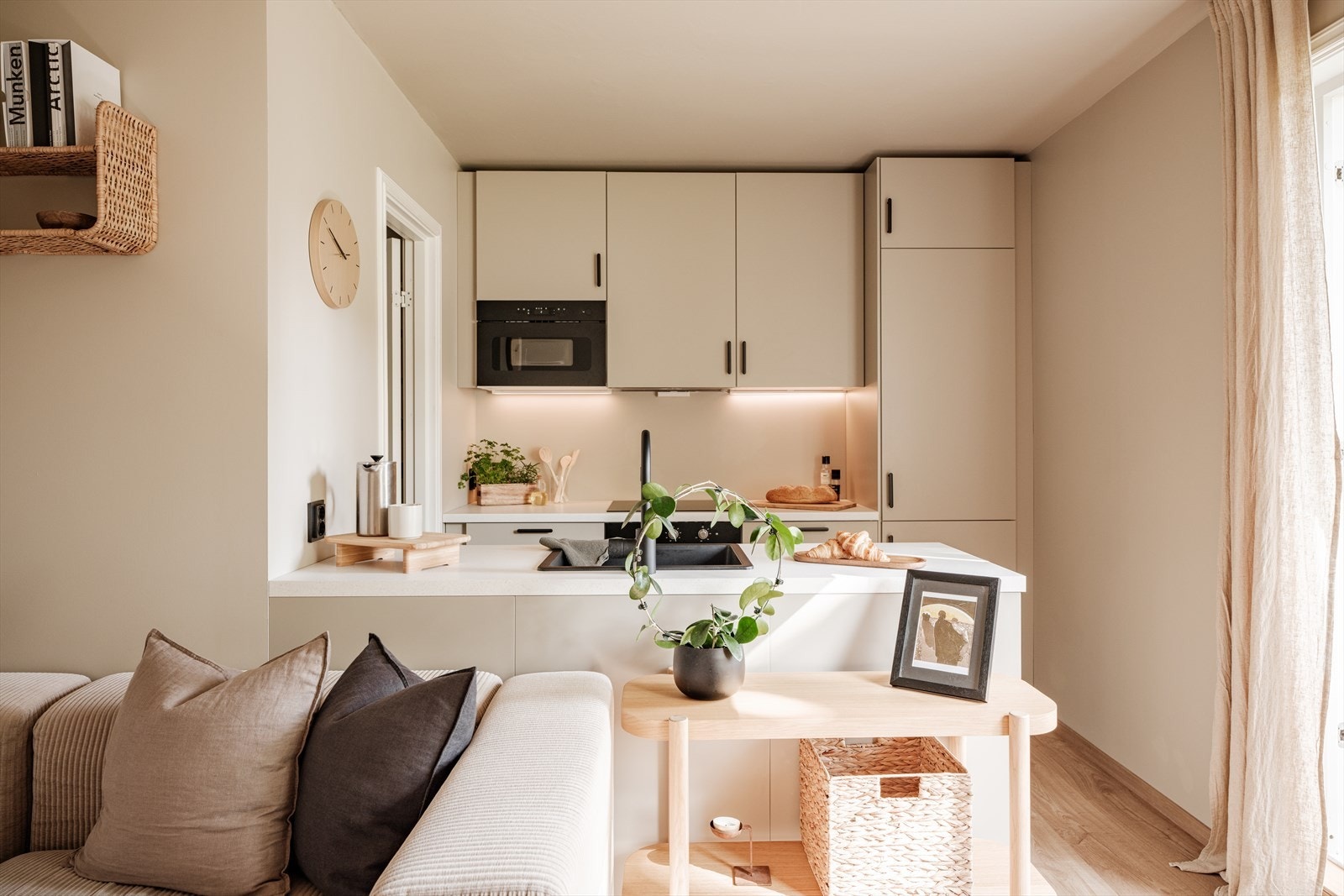 Lekker kjøkkeninnredning fra 2024 som står i stil med resten av leiligheten. Galleribilde