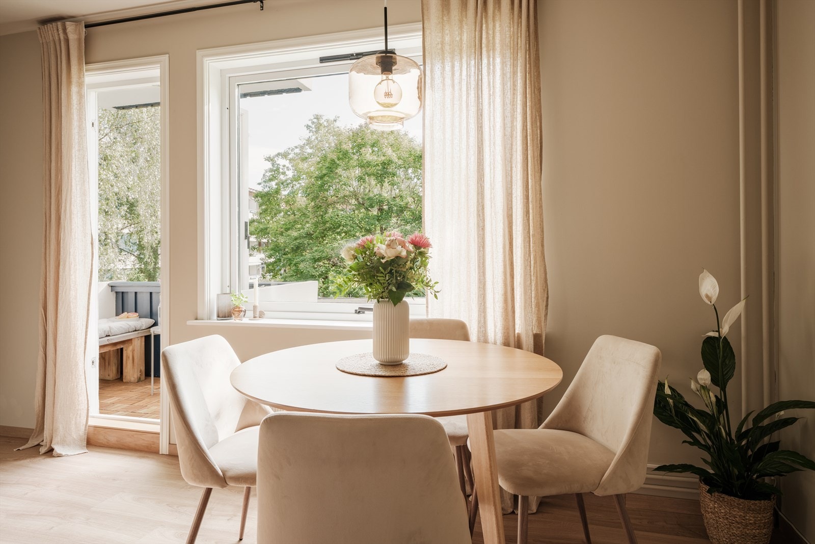 De store vindusflatene sørger for rikelig med innslipp av naturlig dagslys og får oppholdsrommet til å føles luftig. Galleribilde