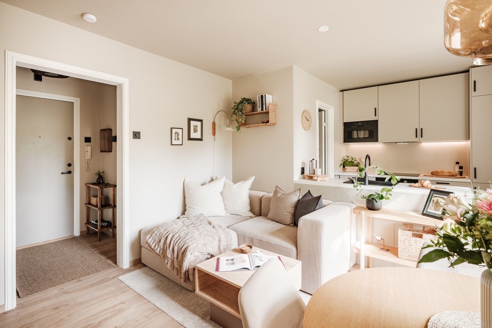 Hele leiligheten har beige vegger som står i stil til kjøkkenet og stilrene ett-stavs gulv. Galleribilde