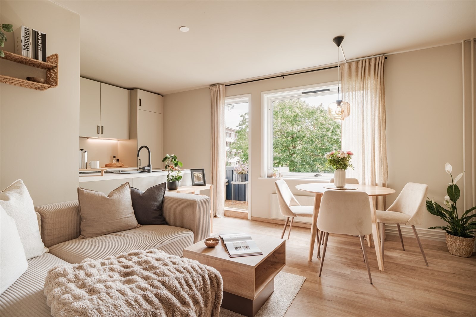 En gjennomført og særdeles lekker 2-roms hjørneleilighet med rolig beliggenhet på Kringsjå. Her kan du flytte rett inn! Galleribilde