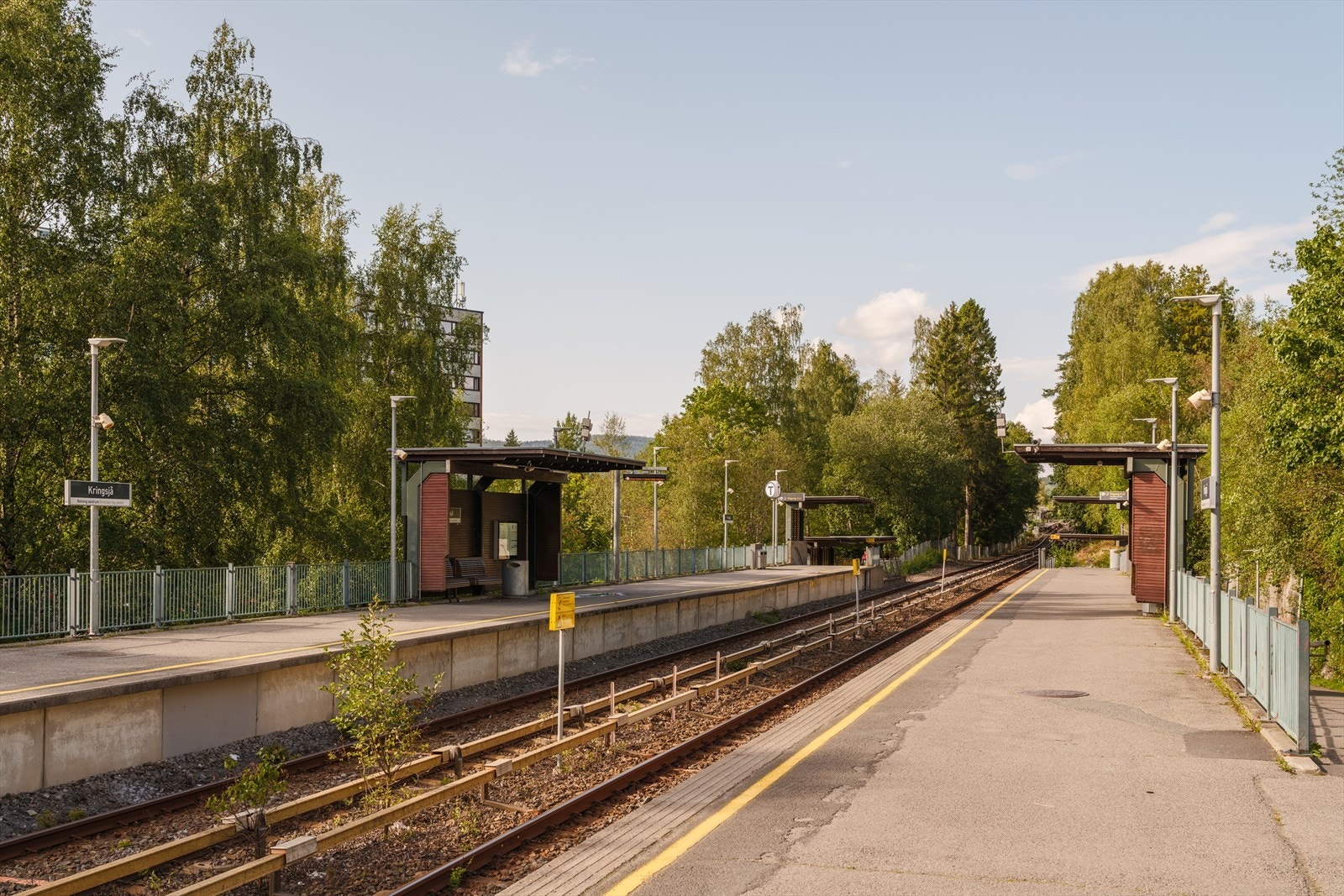 Leiligheten ligger i kort gangavstand til Kringsjå T-banestasjon, som gir rask og enkel forbindelse til sentrum og resten av Oslo. Galleribilde