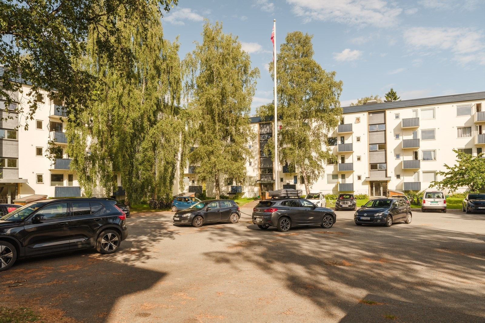 Borettslaget har 27 garasjeplasser til utleie. Utover dette er det gratis gateparkering utenfor. Galleribilde