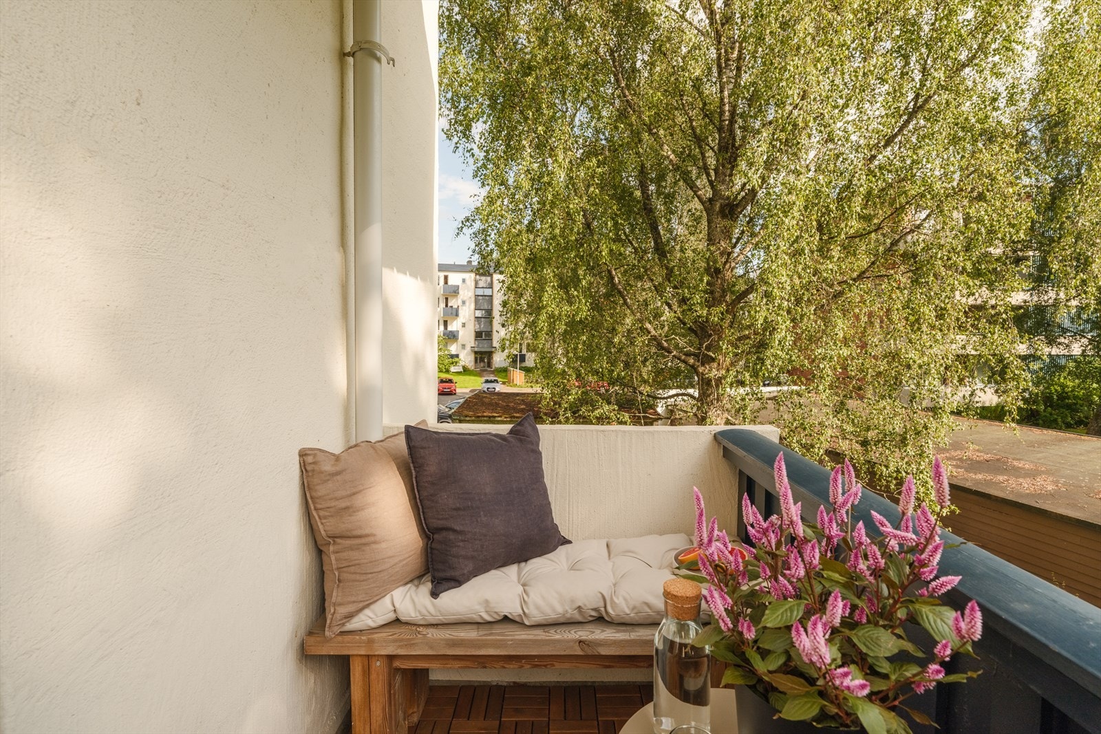 Plass til en hyggelig liten sittegruppe med bord og beplantning. Galleribilde