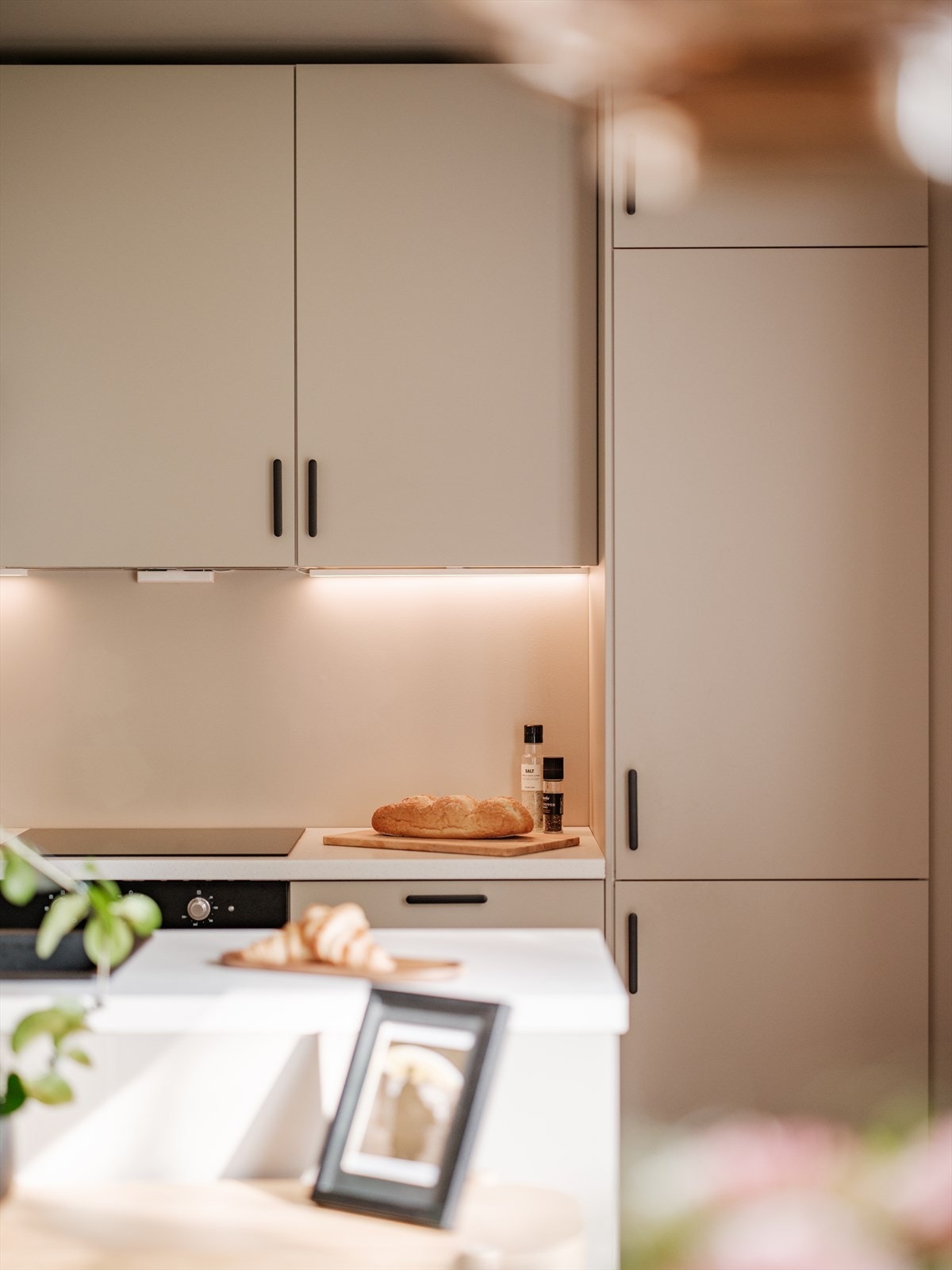 De svarte detaljene binder kjøkkenet sammen og skaper en lekker finish i kombinasjon med et moderne uttrykk. Galleribilde