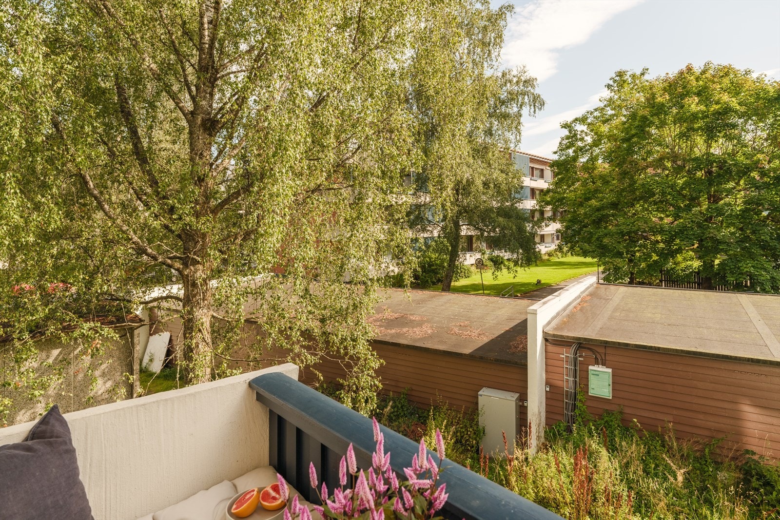 Balkongen byr på ypperlige solforhold fra ca. kl 13 til 19 på sommerstid. Galleribilde