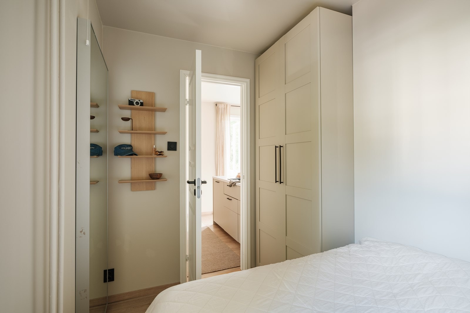 God plass til stort garderobeskap i praktisk nisje. Galleribilde