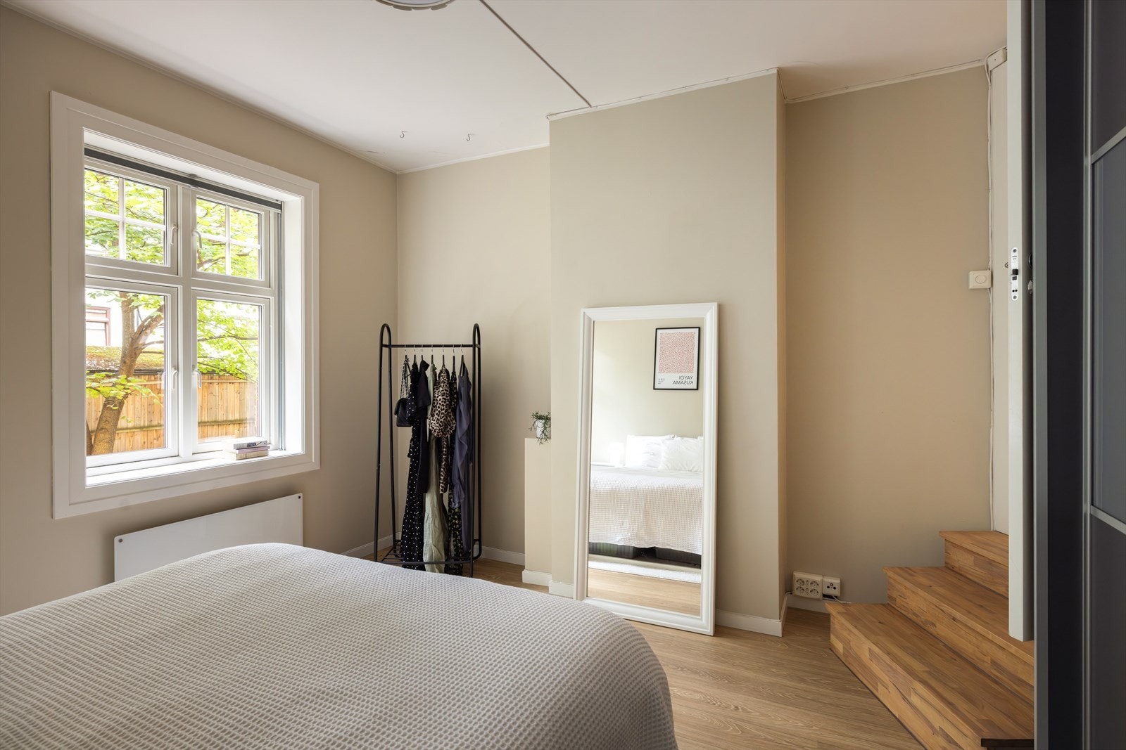 Vinduene i leiligheten er fra 2018 og isolerer svært godt Galleribilde