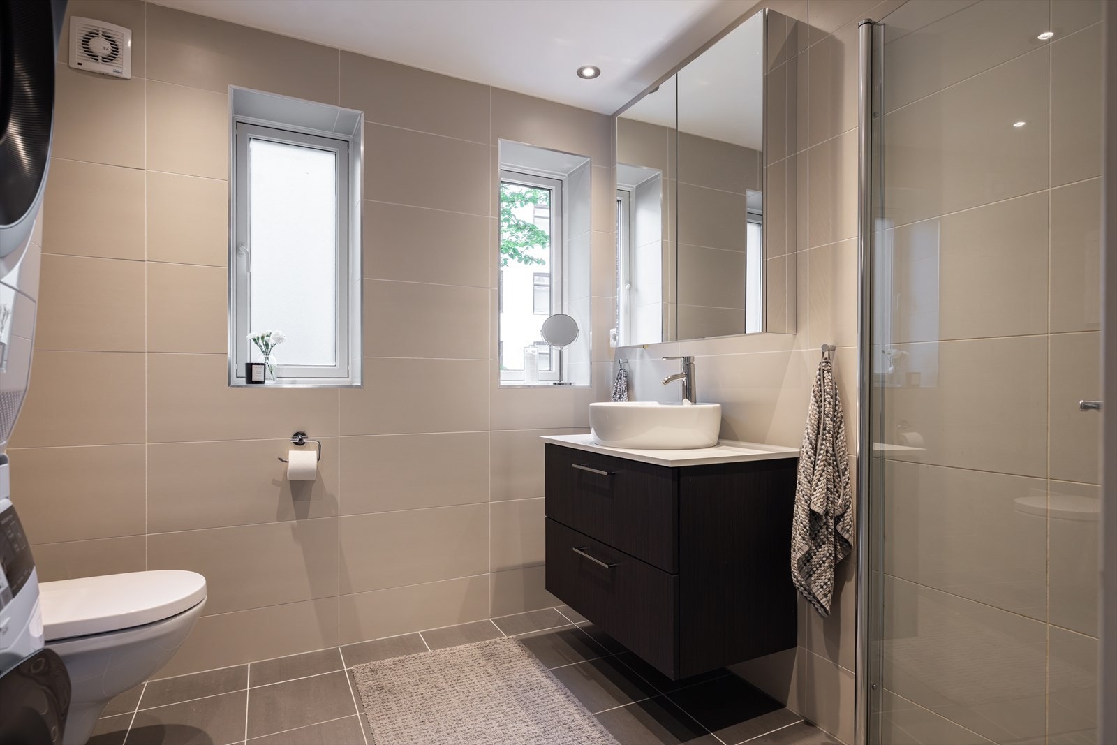 Lekkert og stort bad fra 2014 med mekanisk avtrekk og vinduer som slipper inn naturlig lys Galleribilde