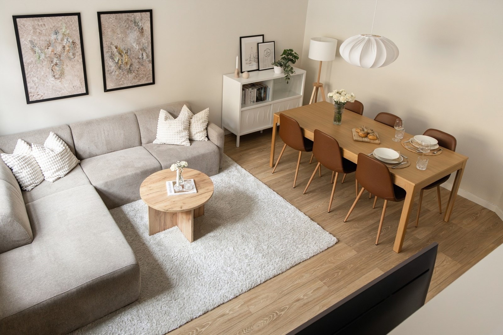 Stuen byr på en generøs takhøyde på 2,8 m som gir en svært god romfølelse Galleribilde