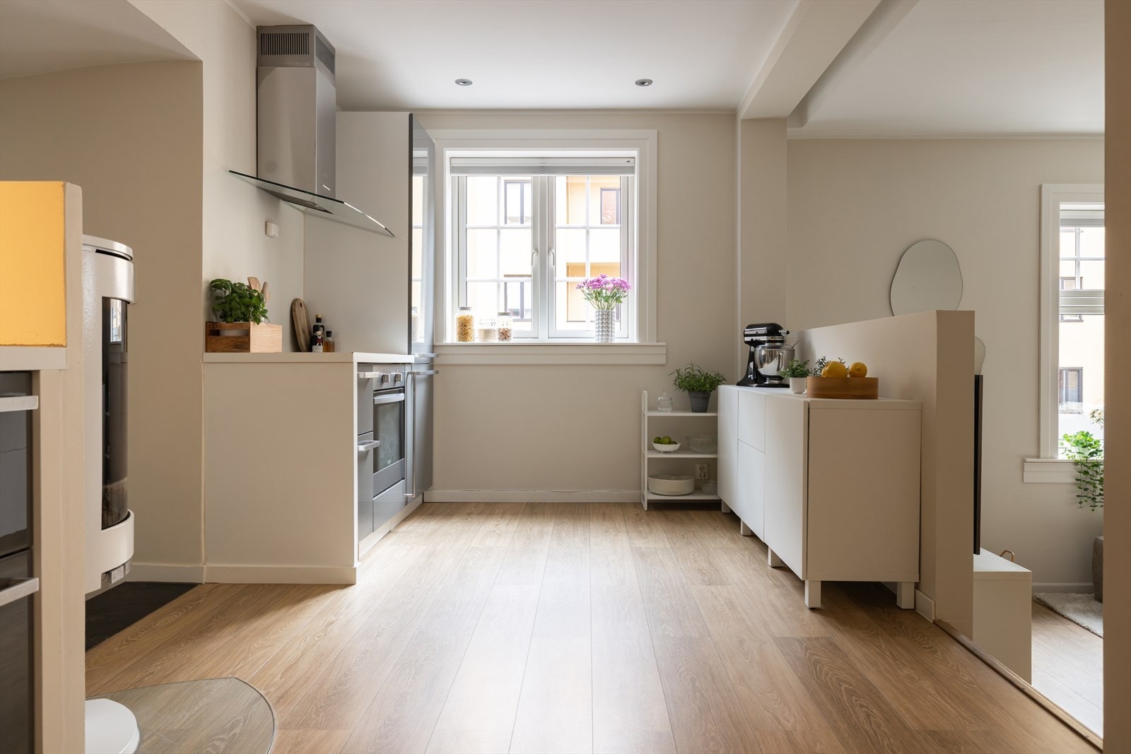 Kjøkkenet er velutstyrt med integrert stekeovn, platetopp, micro, oppvaskmaskin og kjøleskap Galleribilde