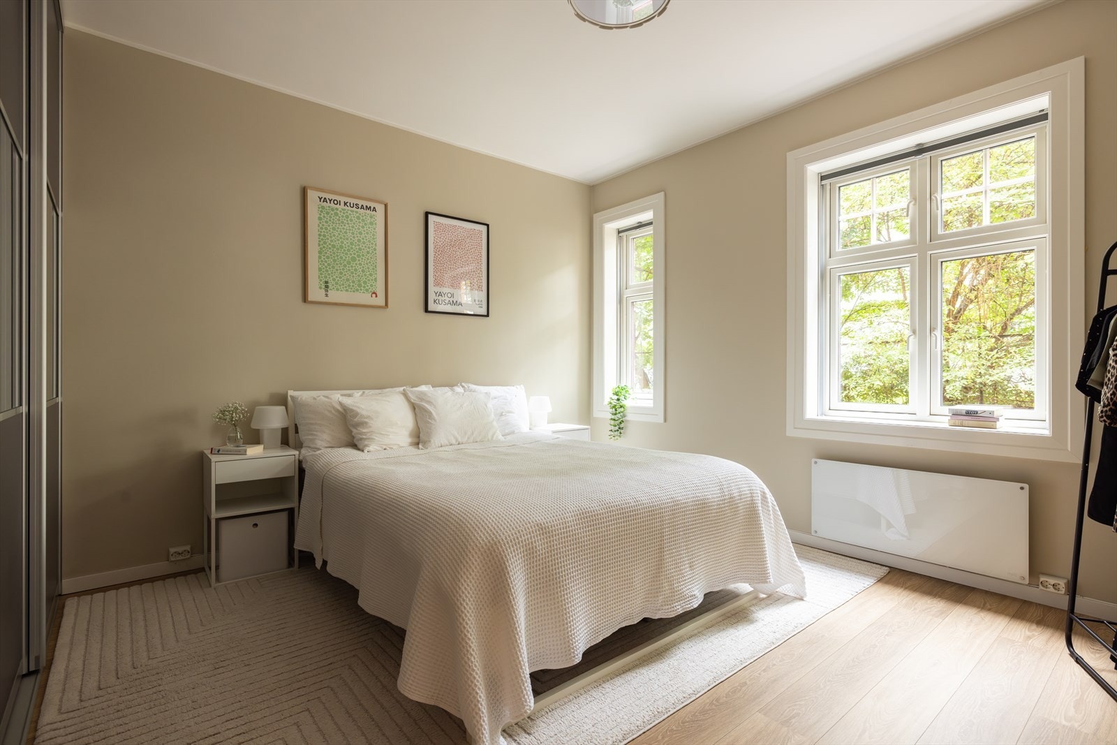 Stort og innbydende hovedsoverom som vender ut mot rolig bakgård Galleribilde