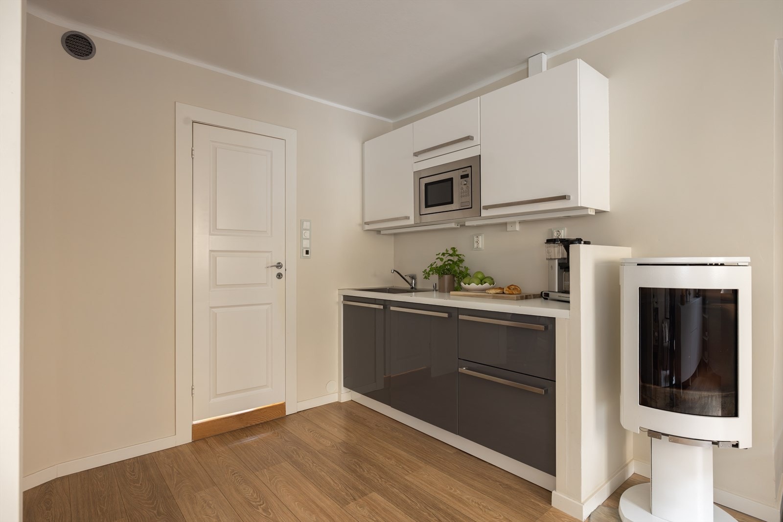 Kjøkkenet har rikelig med skap -og benkeplass Galleribilde