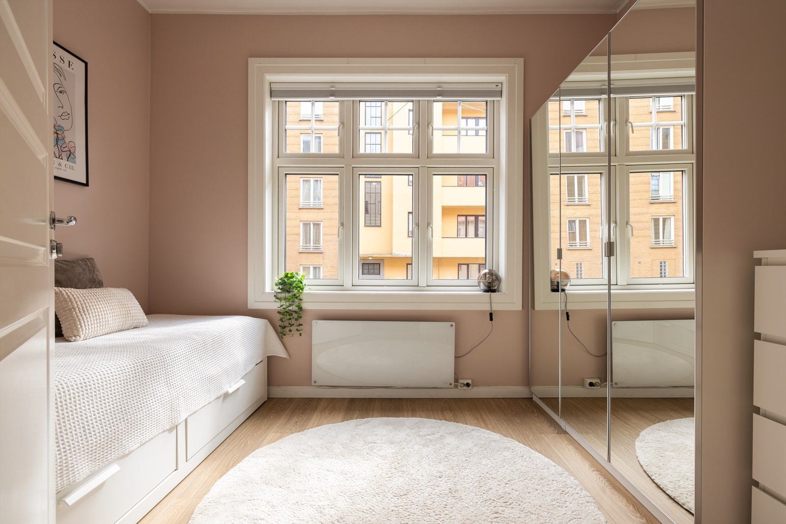 Boligens andre soverom er av god størrelse og plass til seng og oppbevaring i skap med speilfronter Galleribilde