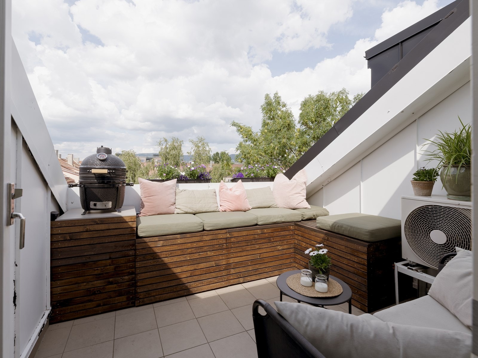 Nordvest-vendt takterrasse med god plass til utemøbler og grill. Galleribilde