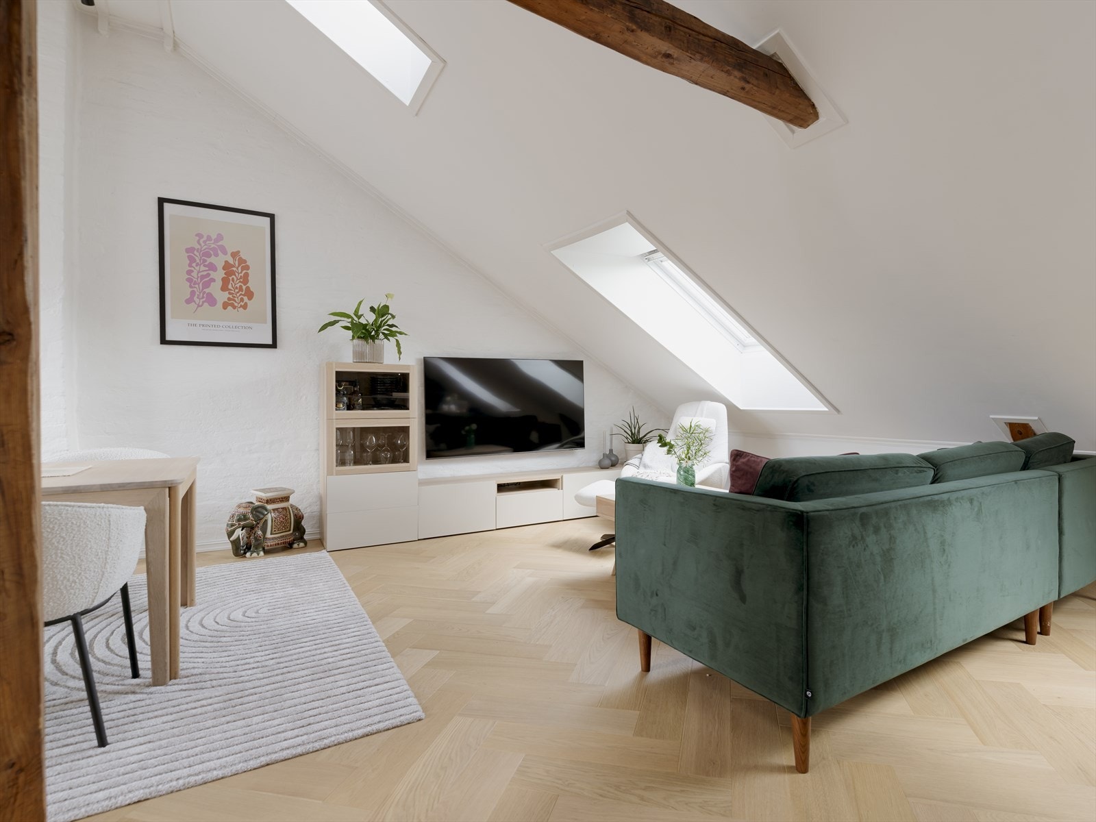 Det er god plass til stor sofagruppe med tilhørende stuemøblement. Galleribilde