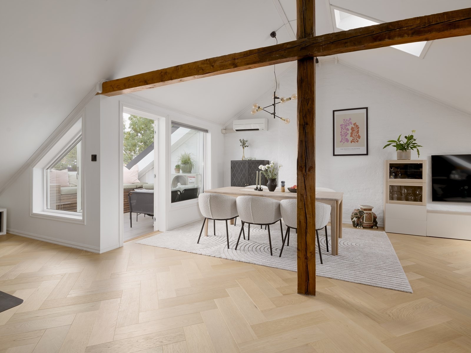 På stuen er det god plass til langt spisebord for flere gjester og sosiale sammenkomster. Galleribilde
