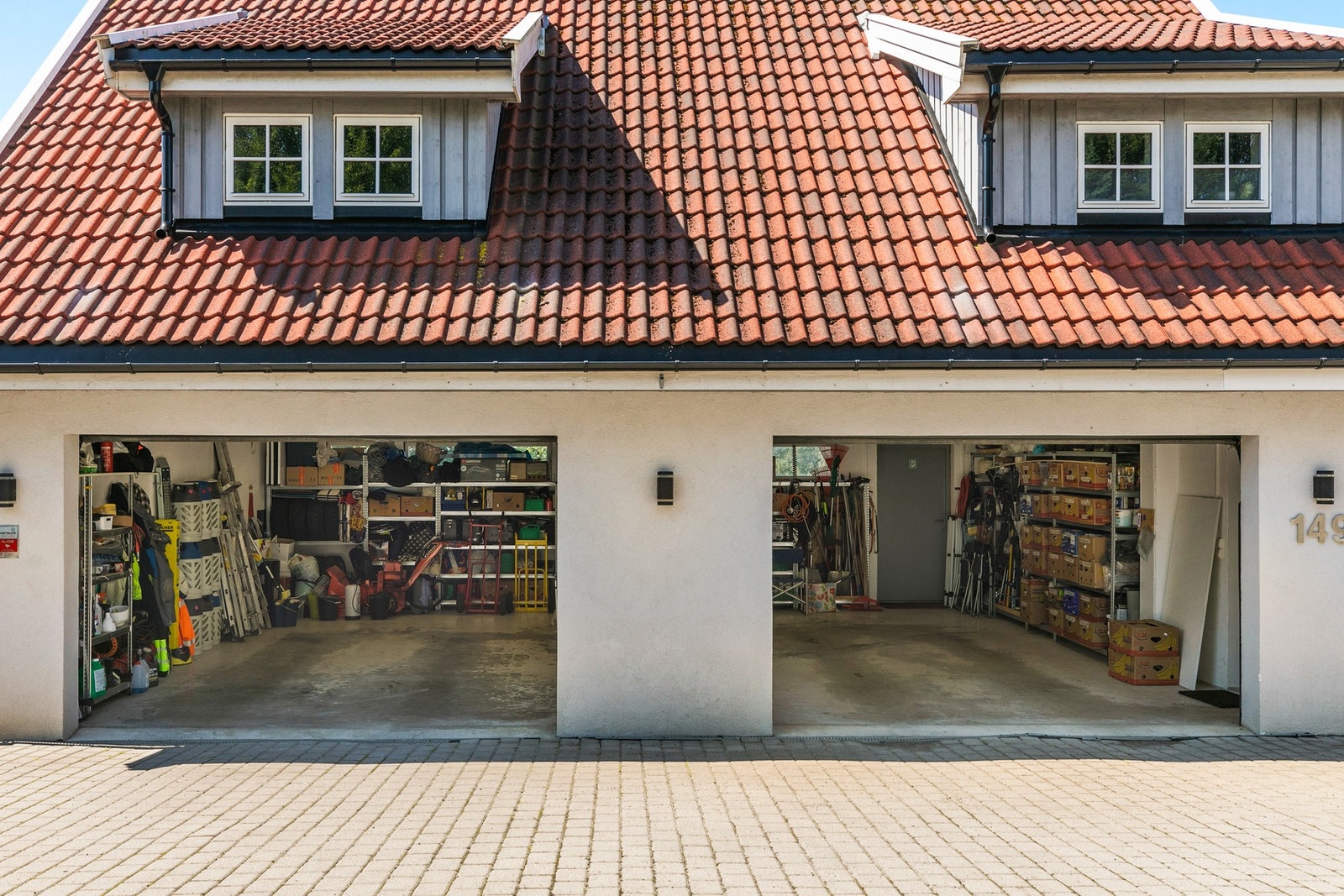 Dobbelgarasjen for den bil interesserte er det nok av plass til å utfolde seg litt. Galleribilde