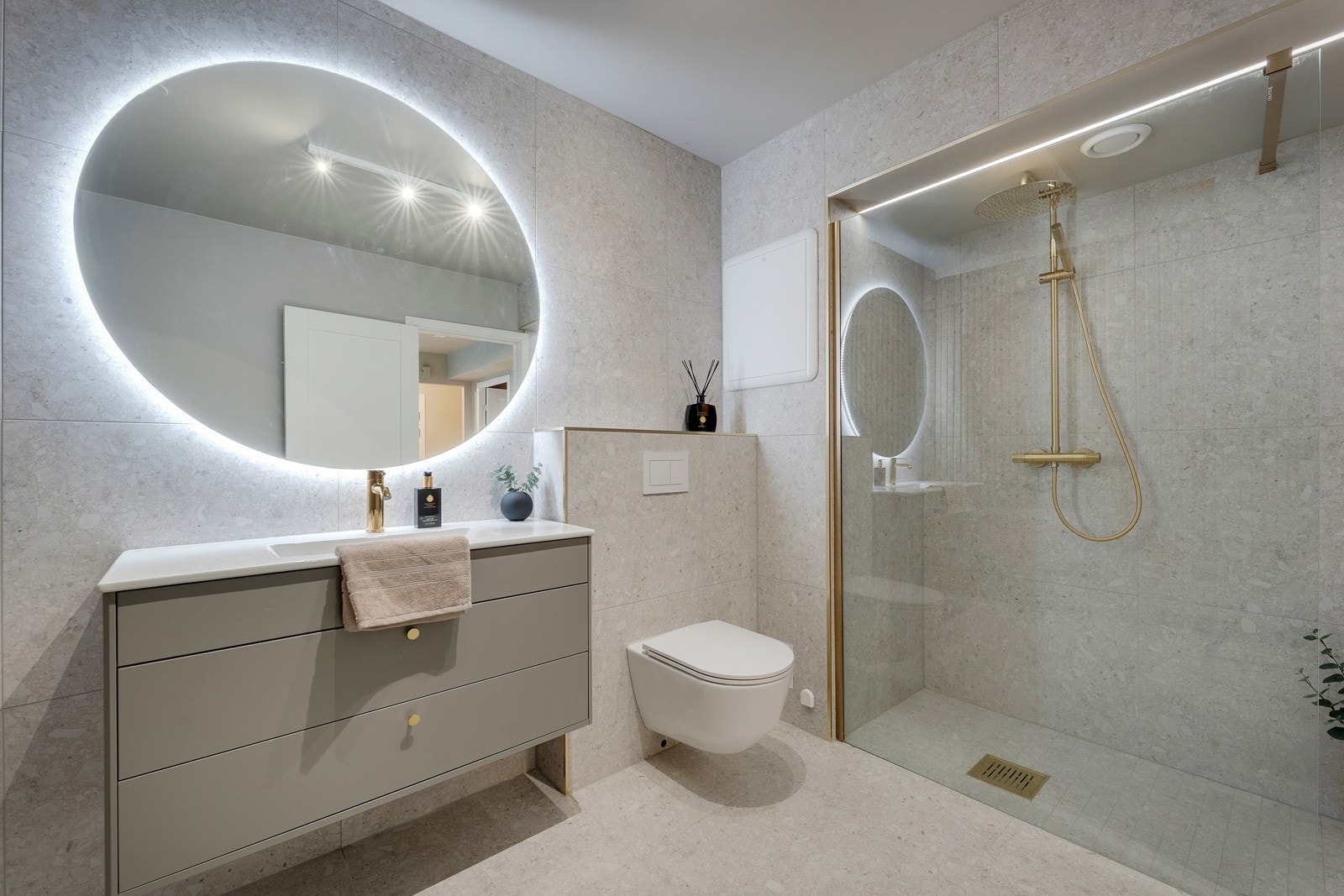 - Badet er på 6,7 m² og har gjennomgått en oppgradering i 2021/2022, med nye rør, fliser og moderne innredning - Galleribilde