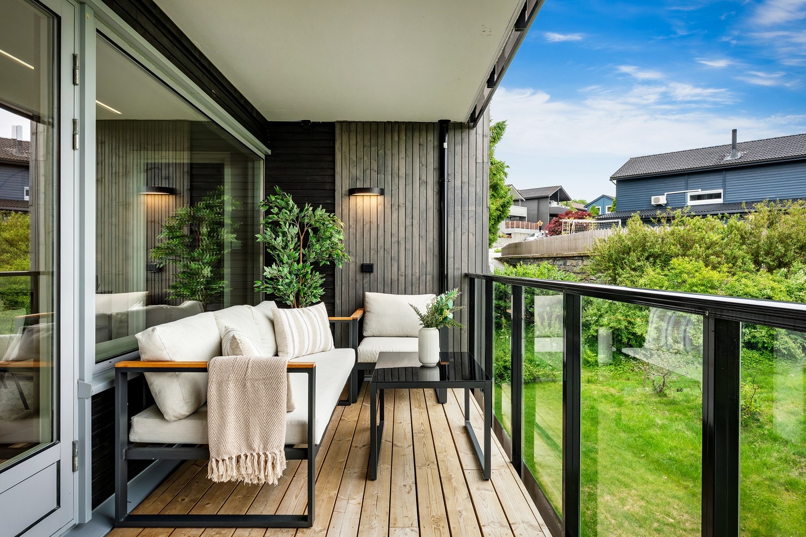 - God plass til både sittegruppe, planter og grill - Galleribilde