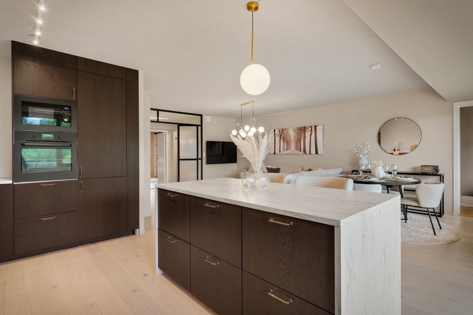 - Her samles familien, enten det er for en rask morgenkaffe eller hyggelige middager i godt lag - Galleribilde