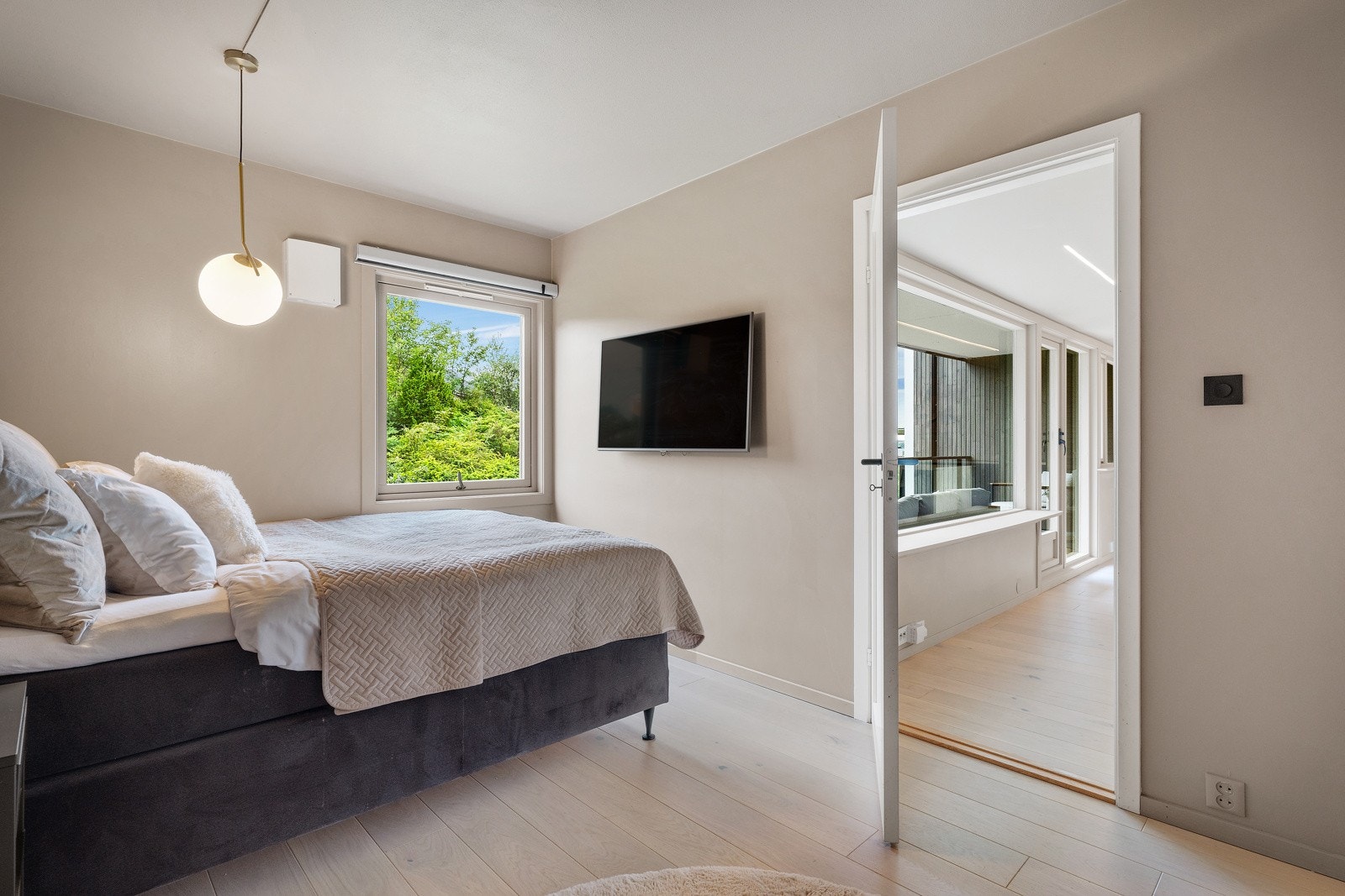 - Fra stuen trer vi inn på soverom på 11,7 m² med egen walk-in closet - Galleribilde
