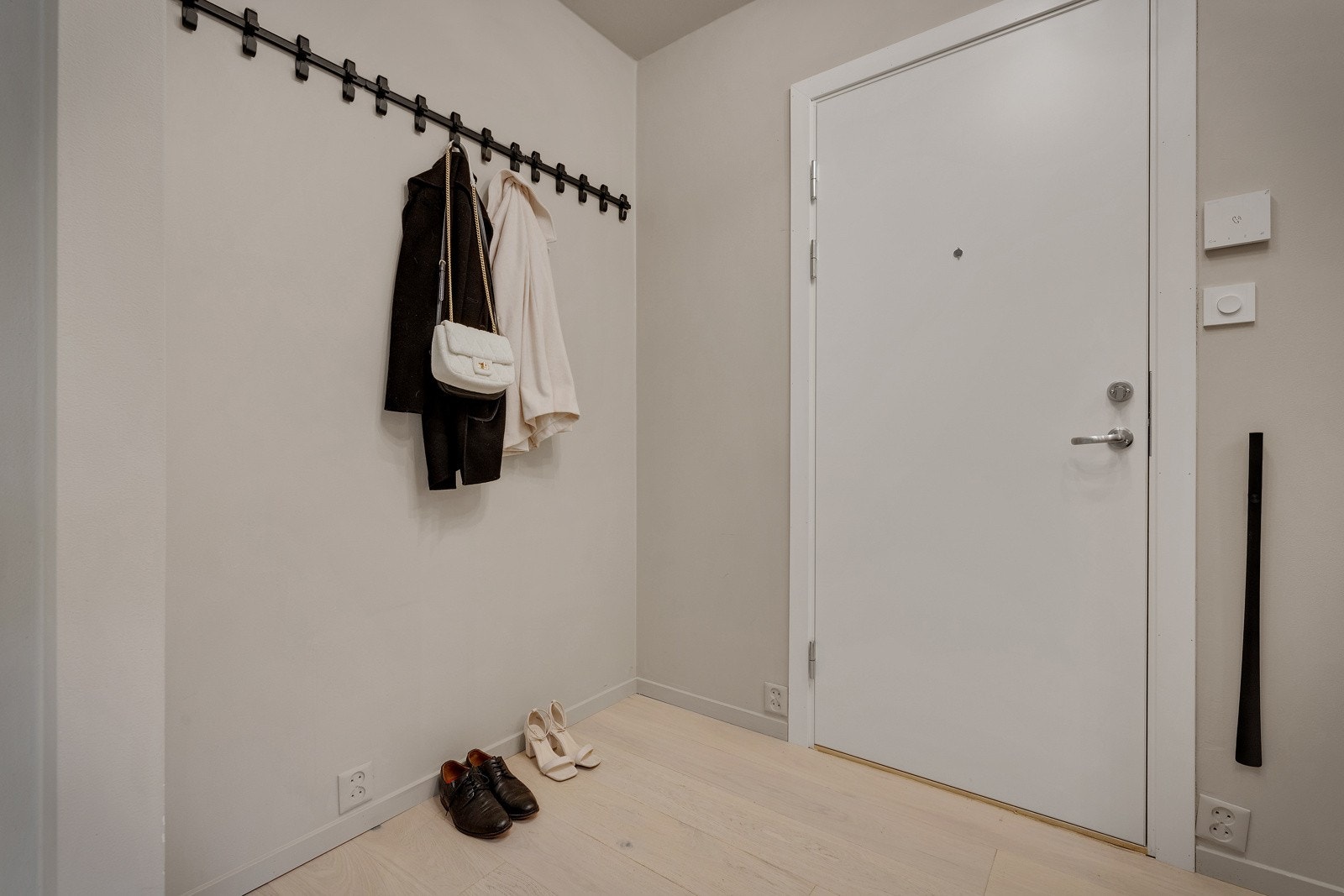 - Entréen byr på en lys og innbydende inngang til hjemmet - Galleribilde
