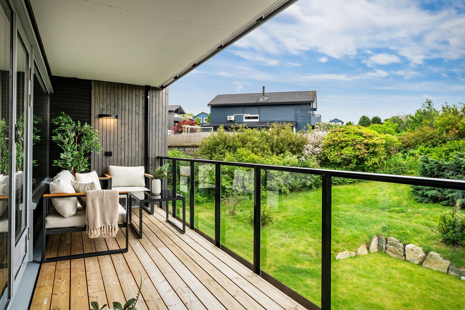 - Vestvendt balkong man kan nyte lange sommerkvelder på fra ca. kl 13-20 på en sommerdag - Galleribilde