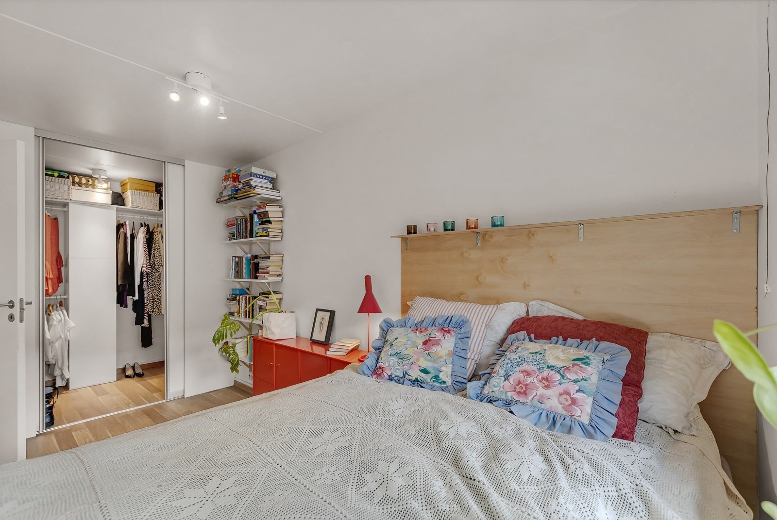 Soverommet ligger rolig til, vendt ut mot balkong. Galleribilde